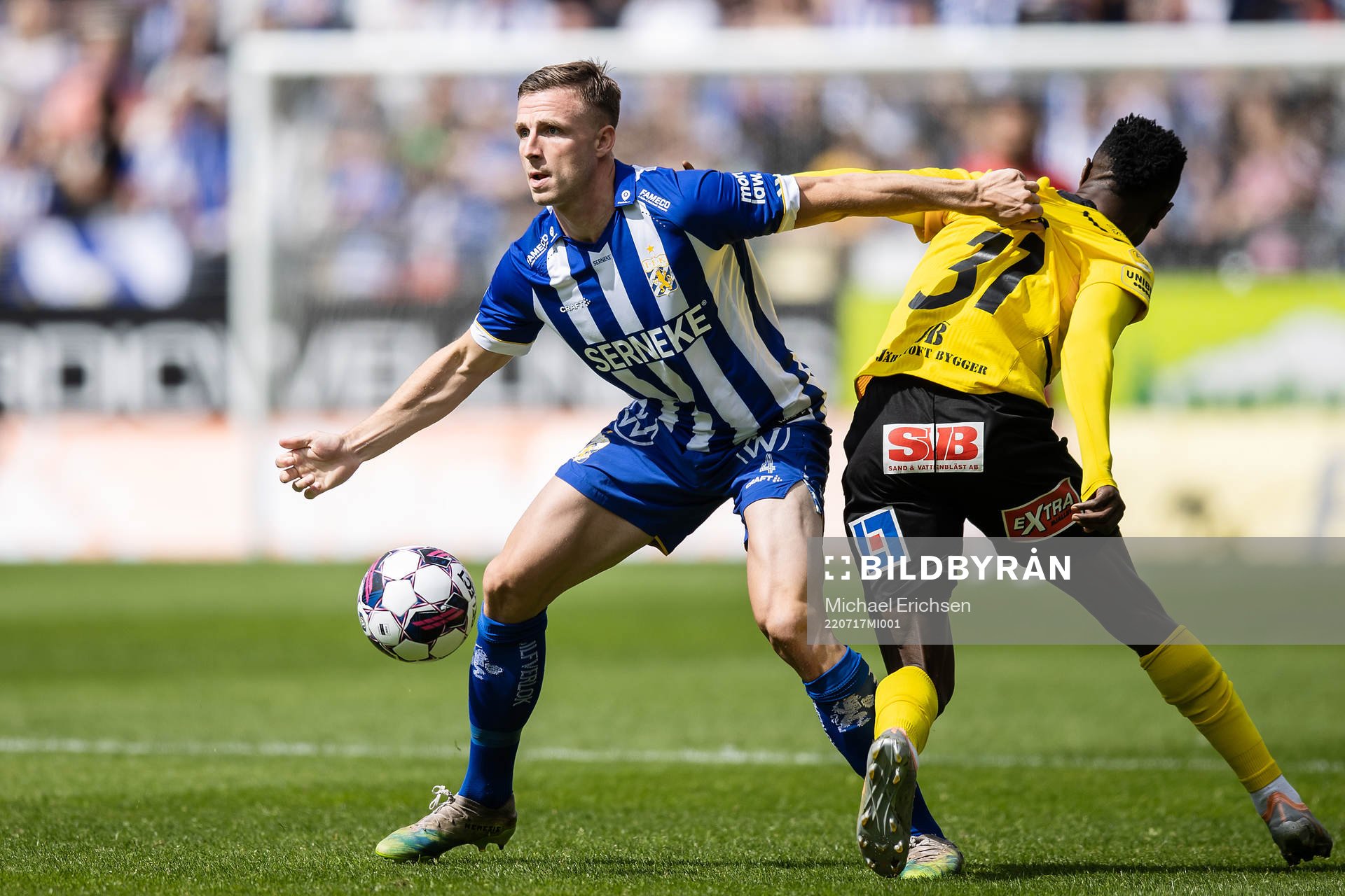 IFK Göteborgs Carl Johansson och Mjällbys Chibuike Silas