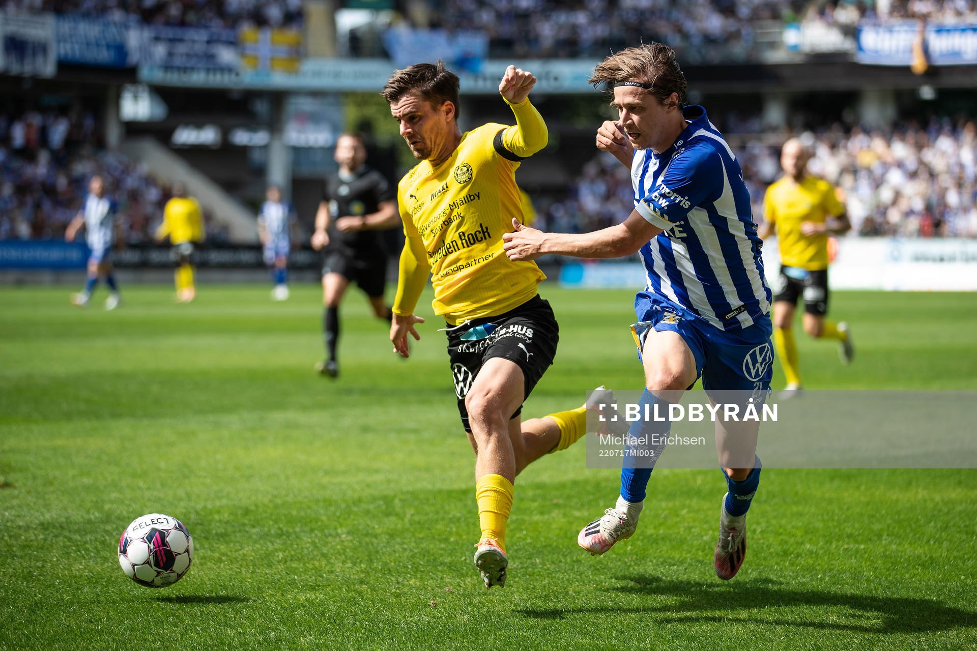Mjällbys Jesper Gustavsson och IFK Göteborgs Simon Thern under fotbollsmatchen i Allsvenskan mellan IFK Göteborg och Mjällby den 17 juli 2022 i Göteborg.