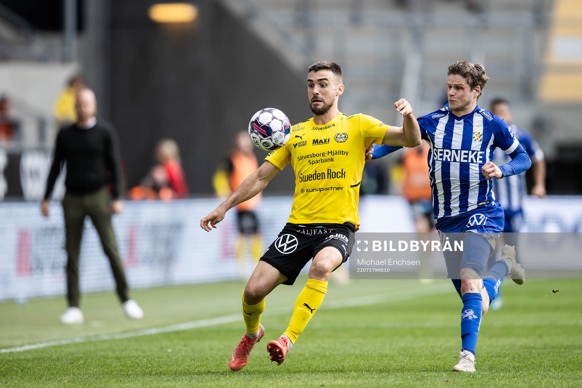 Mjällbys Carlos Moros Gracia och IFK Göteborgs Gustaf