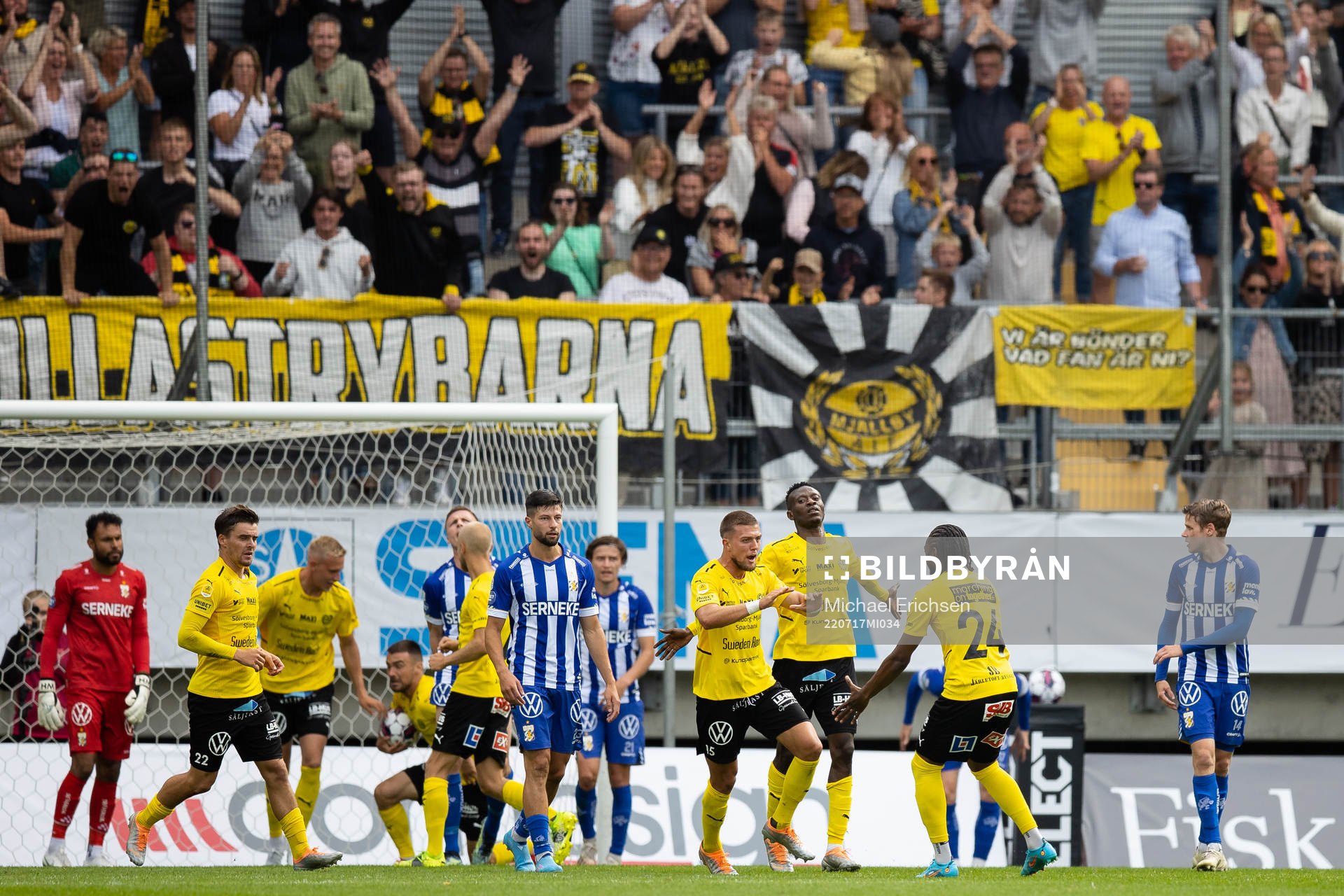 Mjällbys Ivan Kričak jublar med lagkamrater