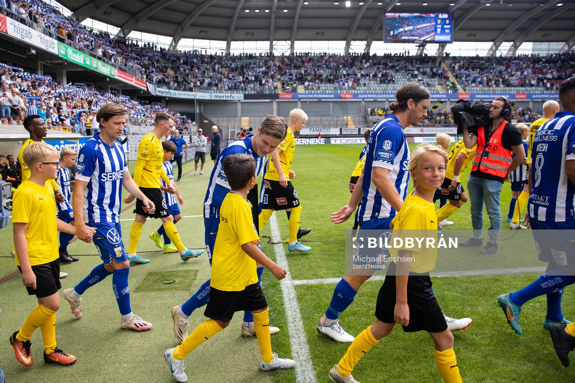 Lagen på väg in för line up innan fotbollsmatchen i
