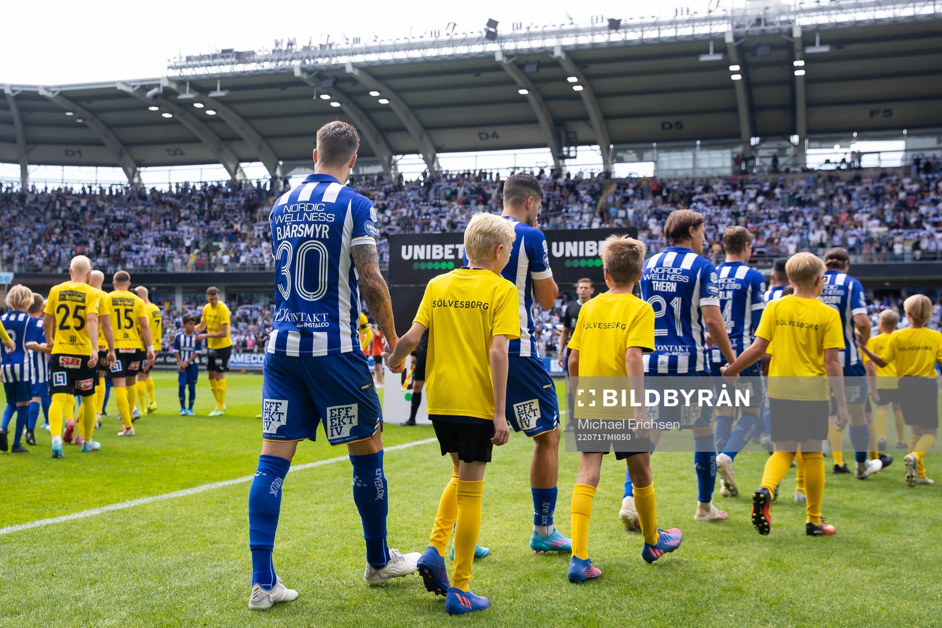 IFK Göteborgs Mattias Bjärsmyr på väg in för line up