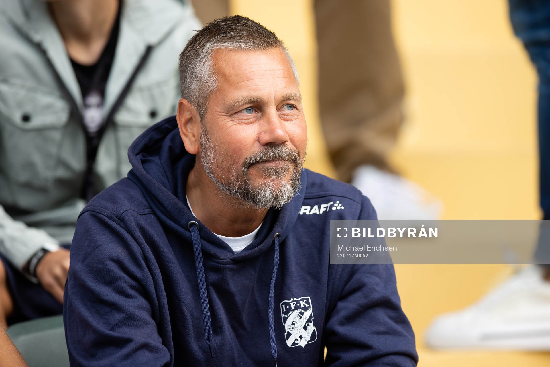 Tidigare Mjällby tränare Marcus Lantz på läktaren