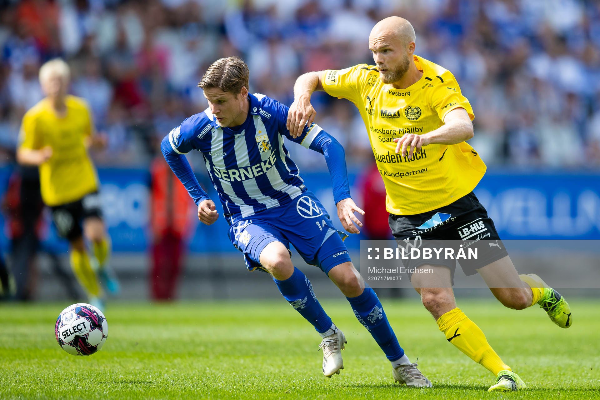 IFK Göteborgs Gustaf Norlin och Mjällbys Viktor Gustafson under fotbollsmatchen i Allsvenskan mellan IFK Göteborg och Mjällby den 17 juli 2022 i Göteborg.