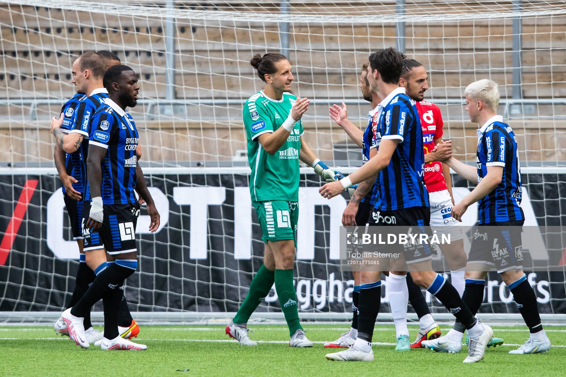 Sirius målvakt David Mitov Nilsson jublar med lagkamrater
