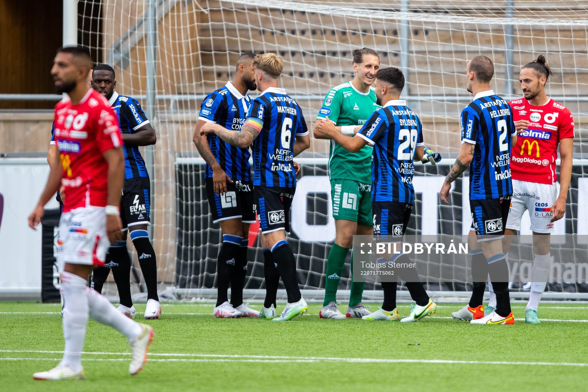 Sirius målvakt David Mitov Nilsson jublar med lagkamrater