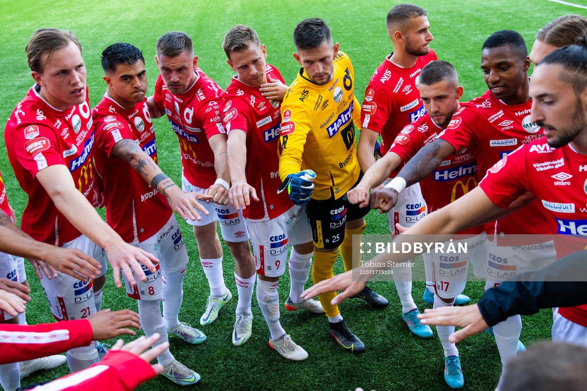 Degerfors spelare samlade i ring inför fotbollsmatchen i Allsvenskan mellan Sirius och Degerfors den 17 juli 2022 i Uppsala. 