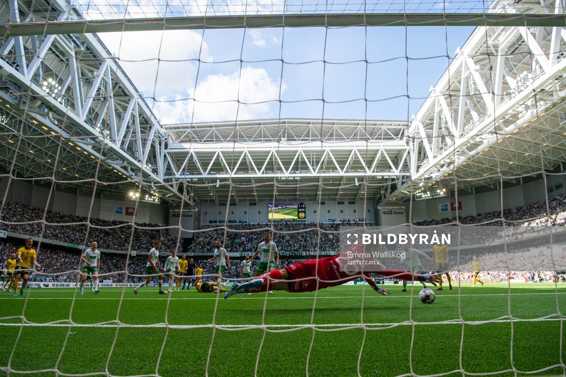 Hammarbys målvakt Davor Blazevic räddar bollen