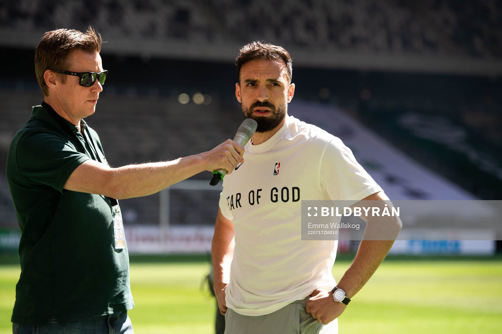 Hammarbys Abdul Khalili tackas av inför fotbollsmatchen i Allsvenskan mellan Hammarby och Elfsborg den 17 juli 2022 i Stockholm. 