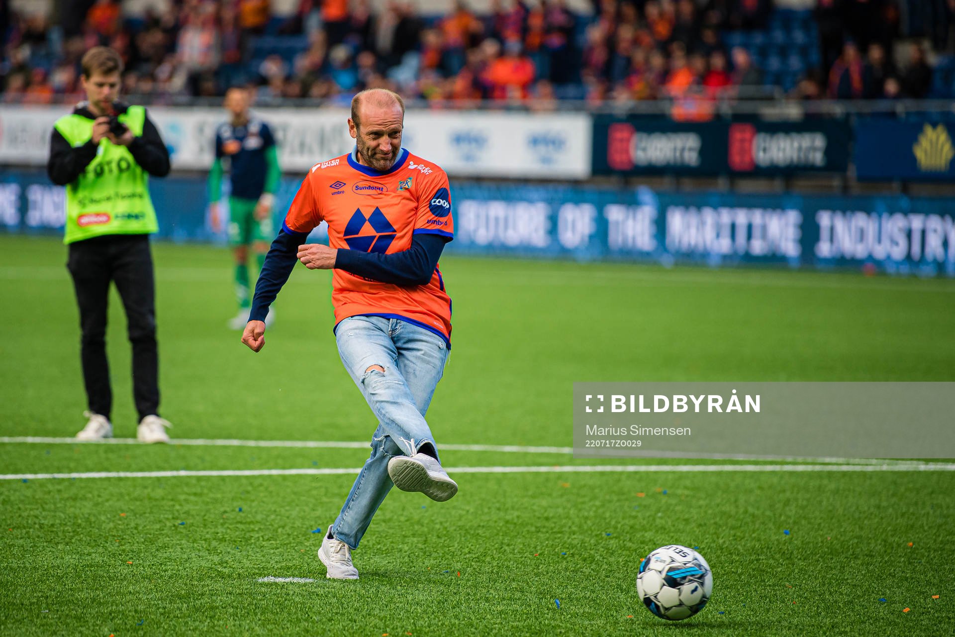 Odd-Bjørn Hjelmeset missing a chance to score