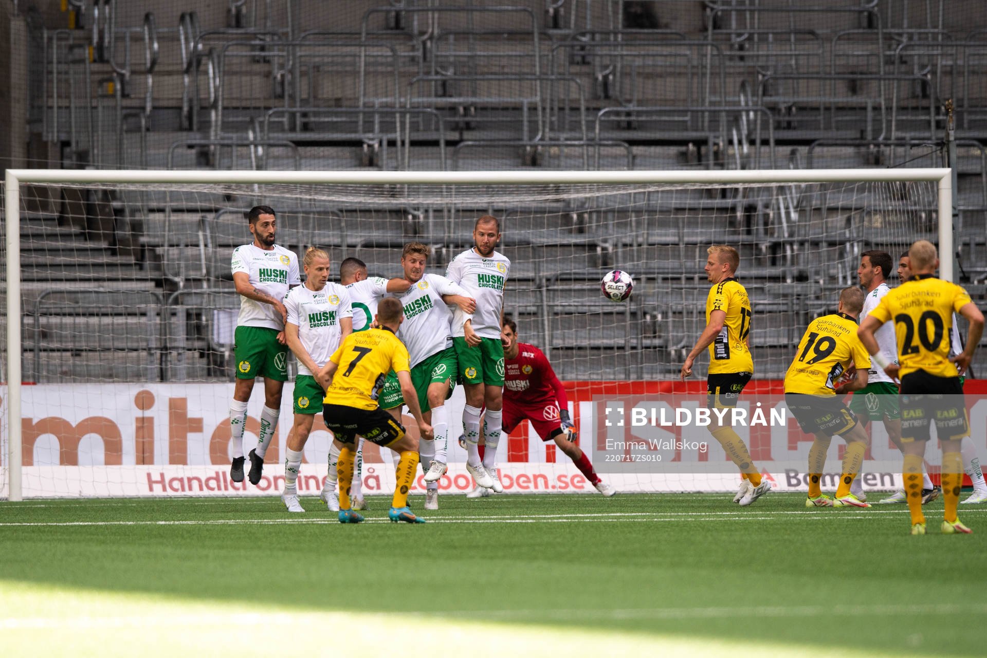 Elfsborgs Jacob Ondrejka slår en frispark