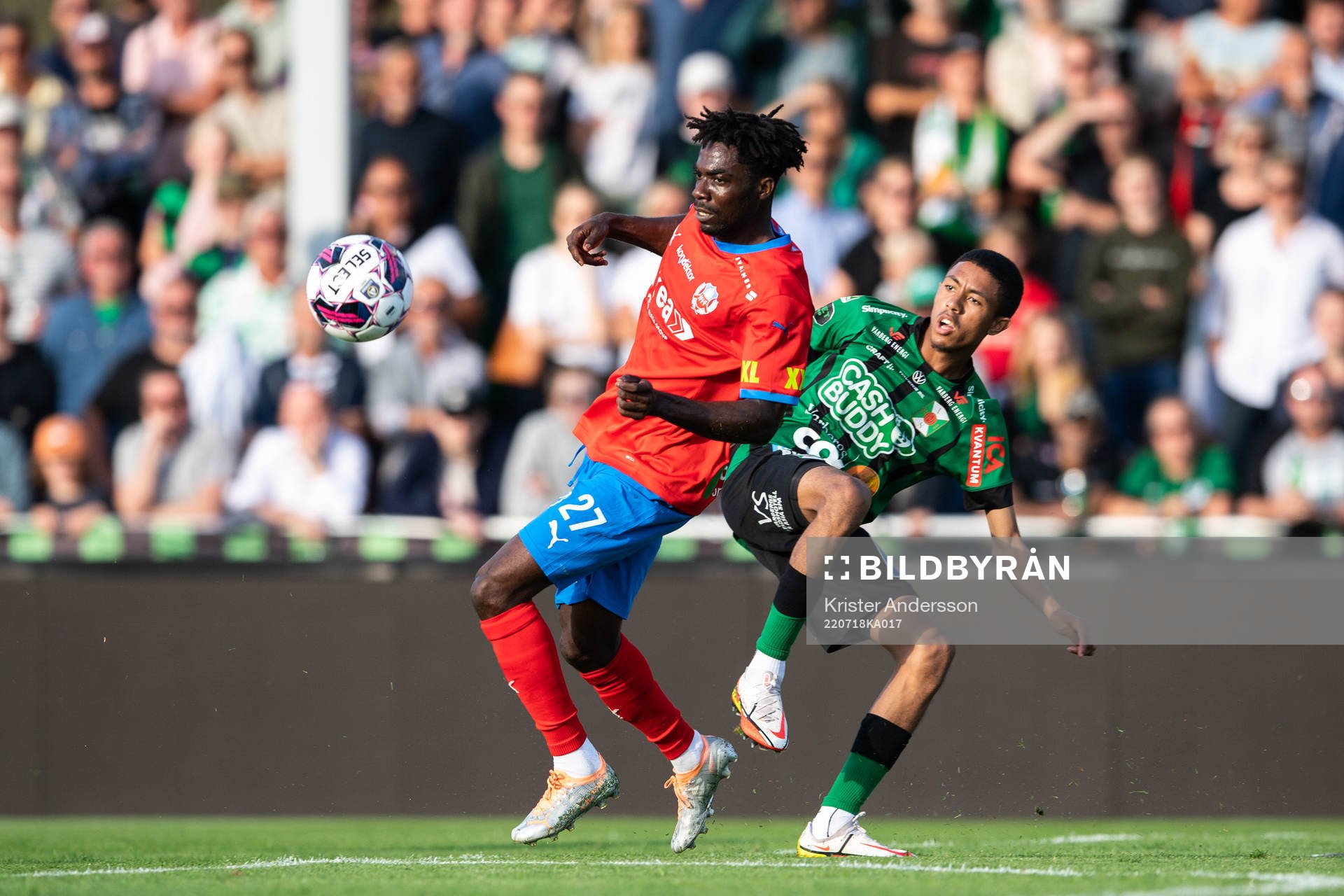 Helsingborgs Benjamin Acquah och Varbergs Tashreeq Matthews under fotbollsmatchen i Allsvenskan mellan Varberg och Helsingborg den 18 juli 2022 i Varberg.