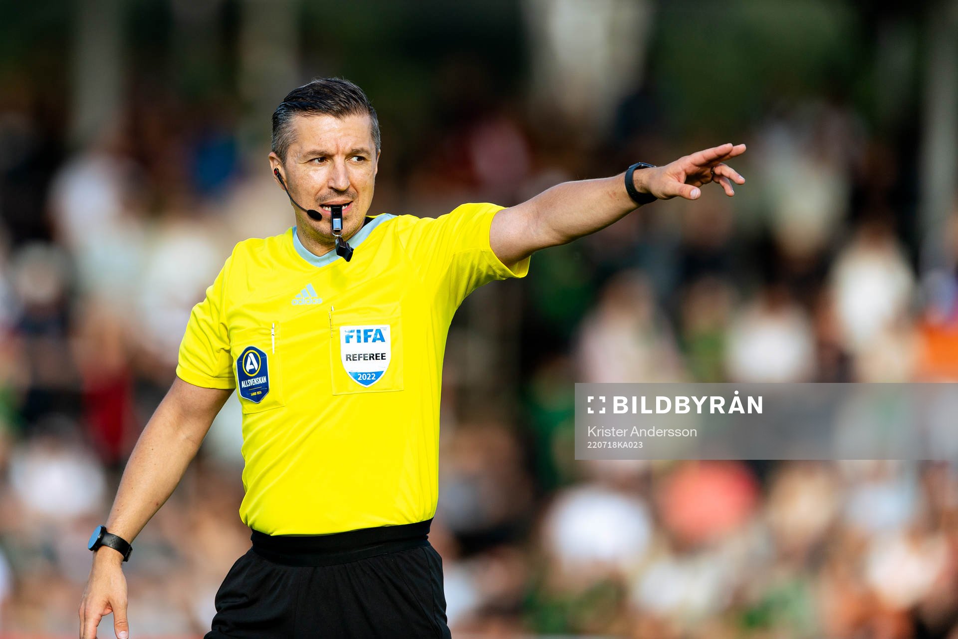 Domare Bojan Pandzic under fotbollsmatchen i Allsvenskan mellan Varberg och Helsingborg den 18 juli 2022 i Varberg. 