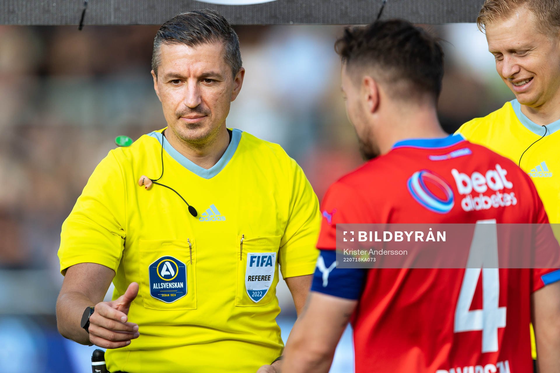 Domare Bojan Pandzic före fotbollsmatchen i Allsvenskan