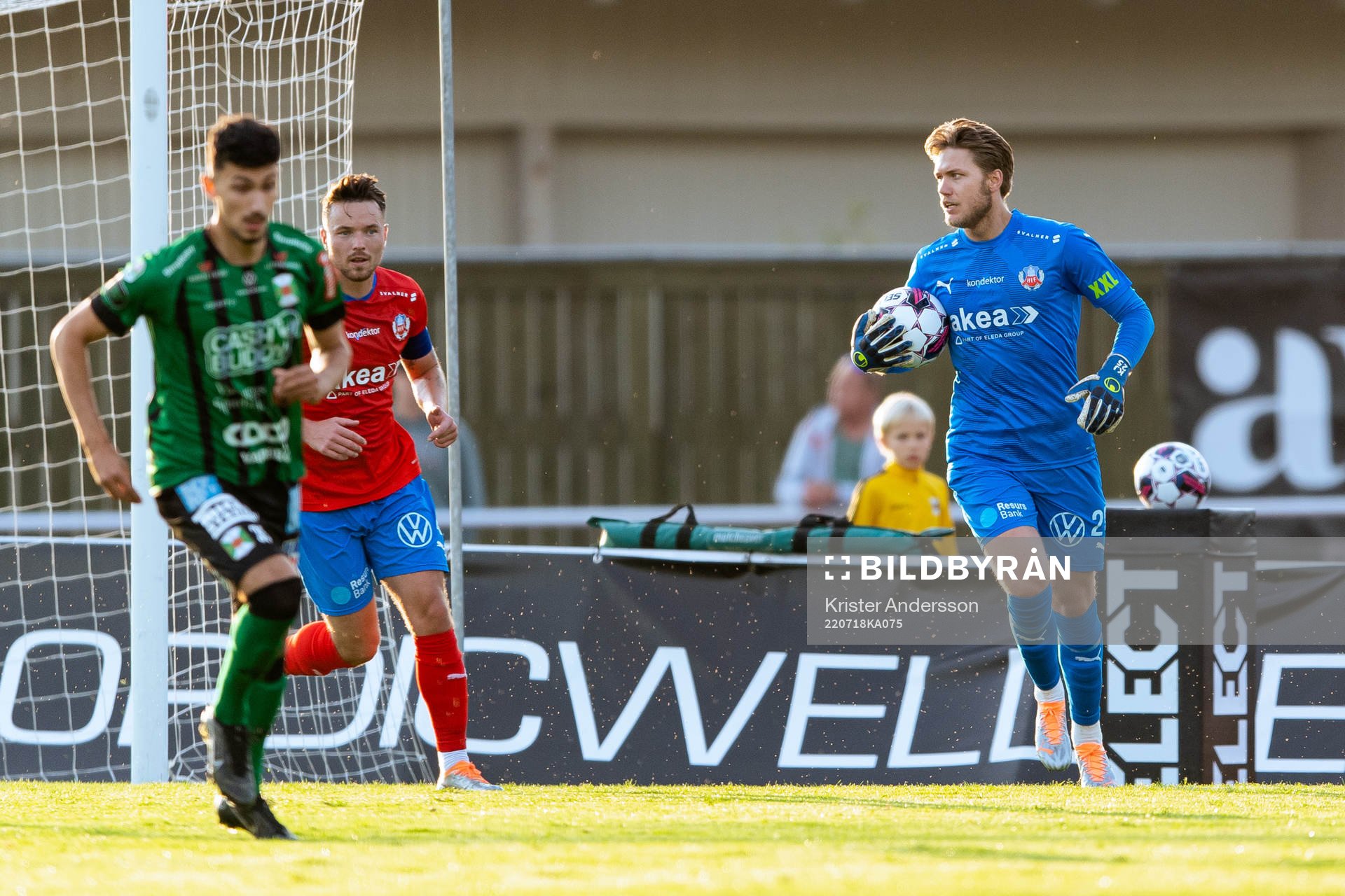Helsingborgs målvakt Kalle Joelsson under fotbollsmatchen i Allsvenskan mellan Varberg och Helsingborg den 18 juli 2022 i Varberg. 