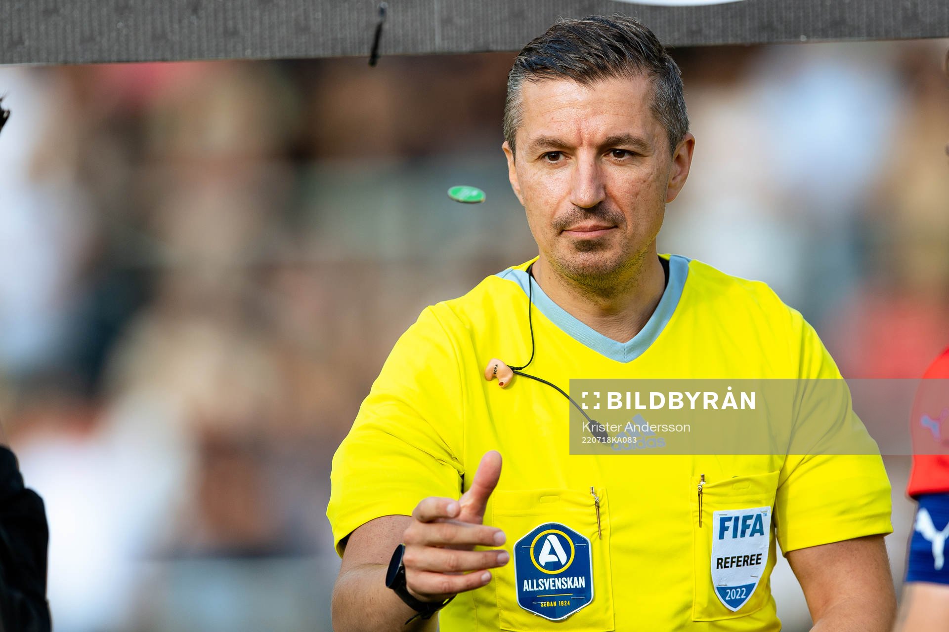 Domare Bojan Pandzic före fotbollsmatchen i Allsvenskan mellan Varberg och Helsingborg den 18 juli 2022 i Varberg. 