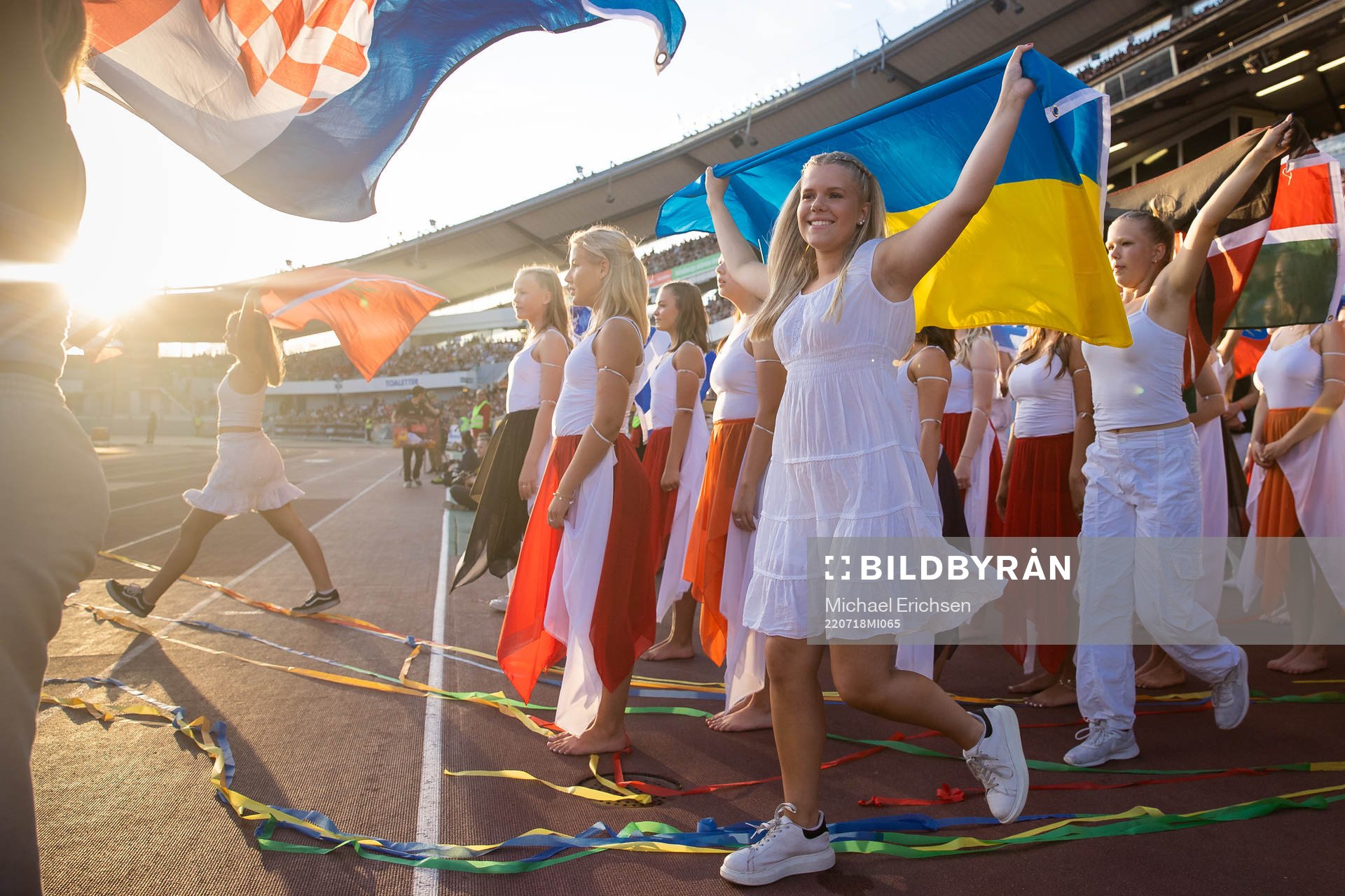 En tjej med Ukrainas flagga under invigningen av Gothia Cup den 18 juli 2022 i Göteborg. 