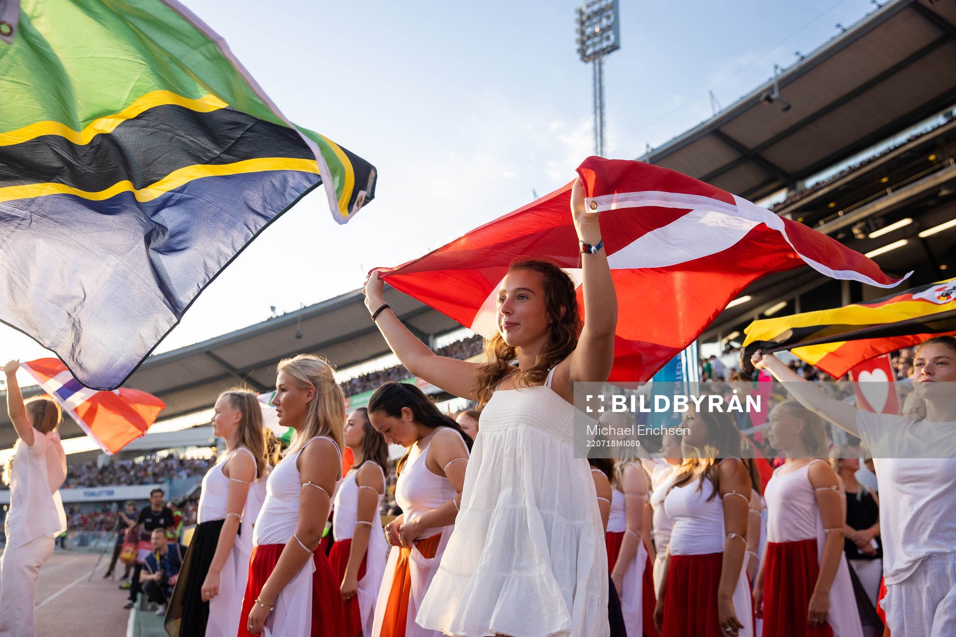 En tjej med Danmarks flagga