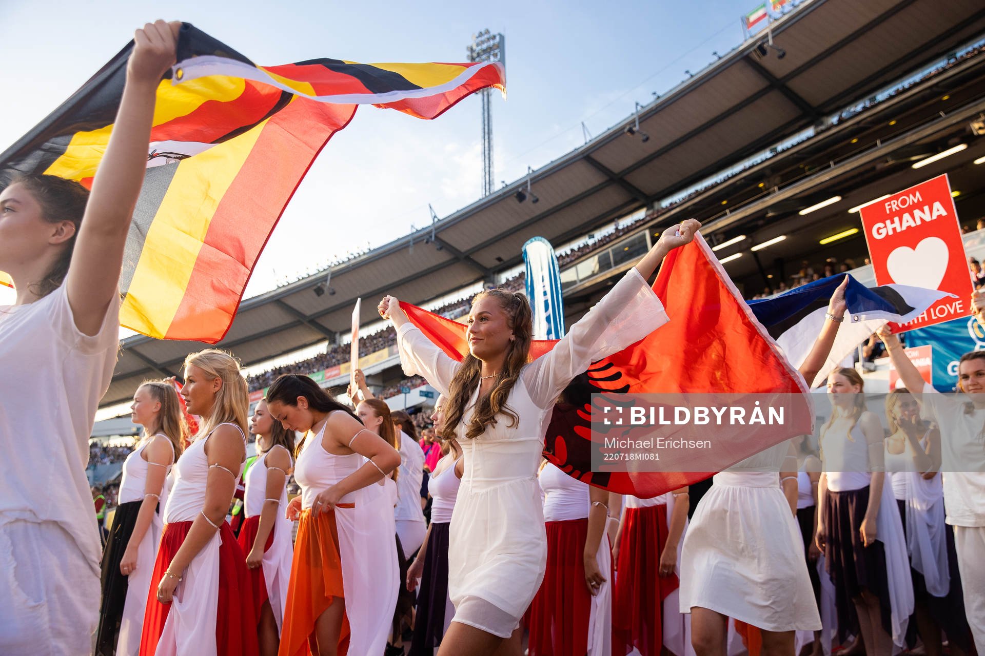 En tjej med Albaniens flagga