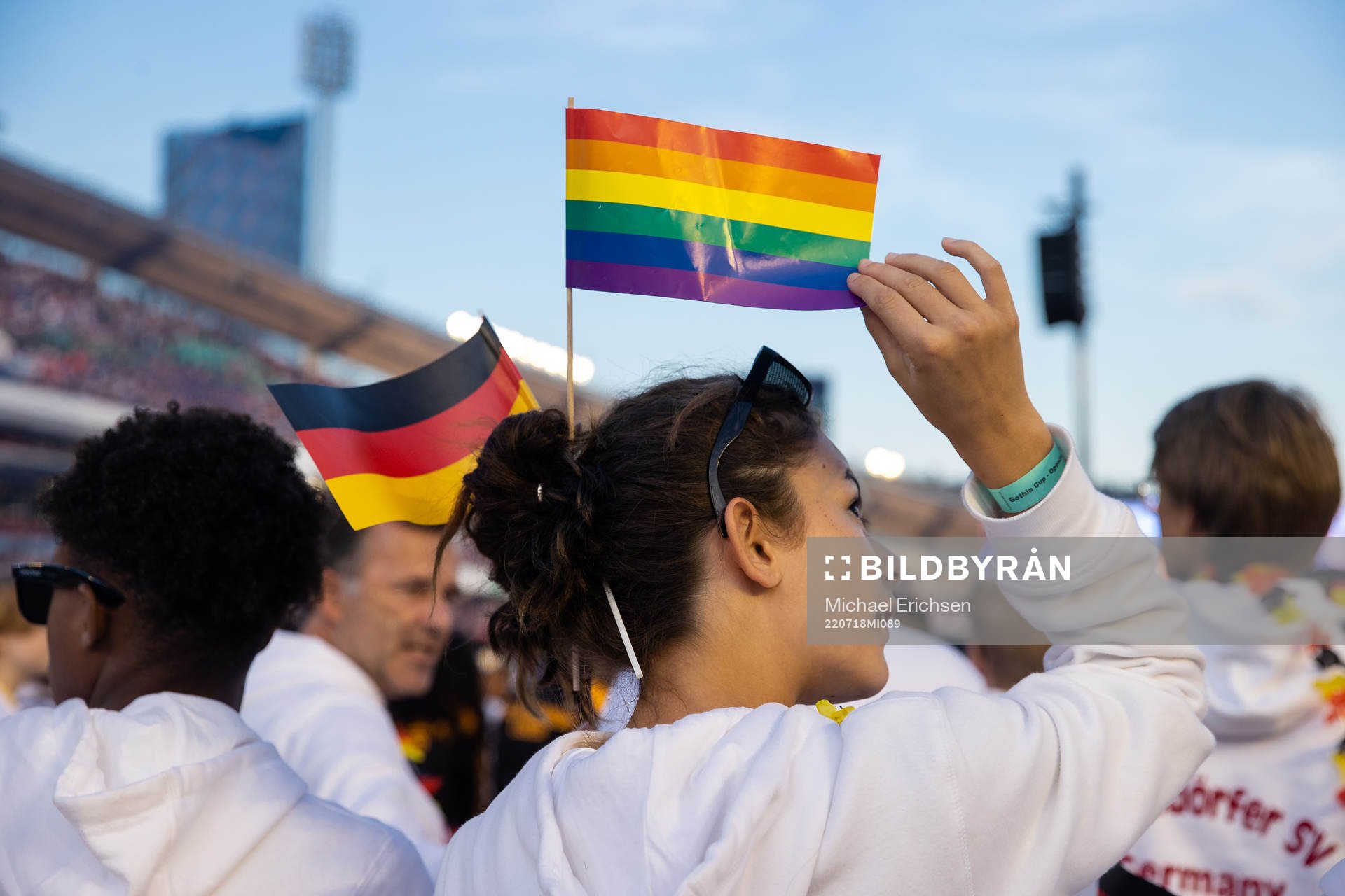 En spelare med en tysk flagga och en pride flagga i håret