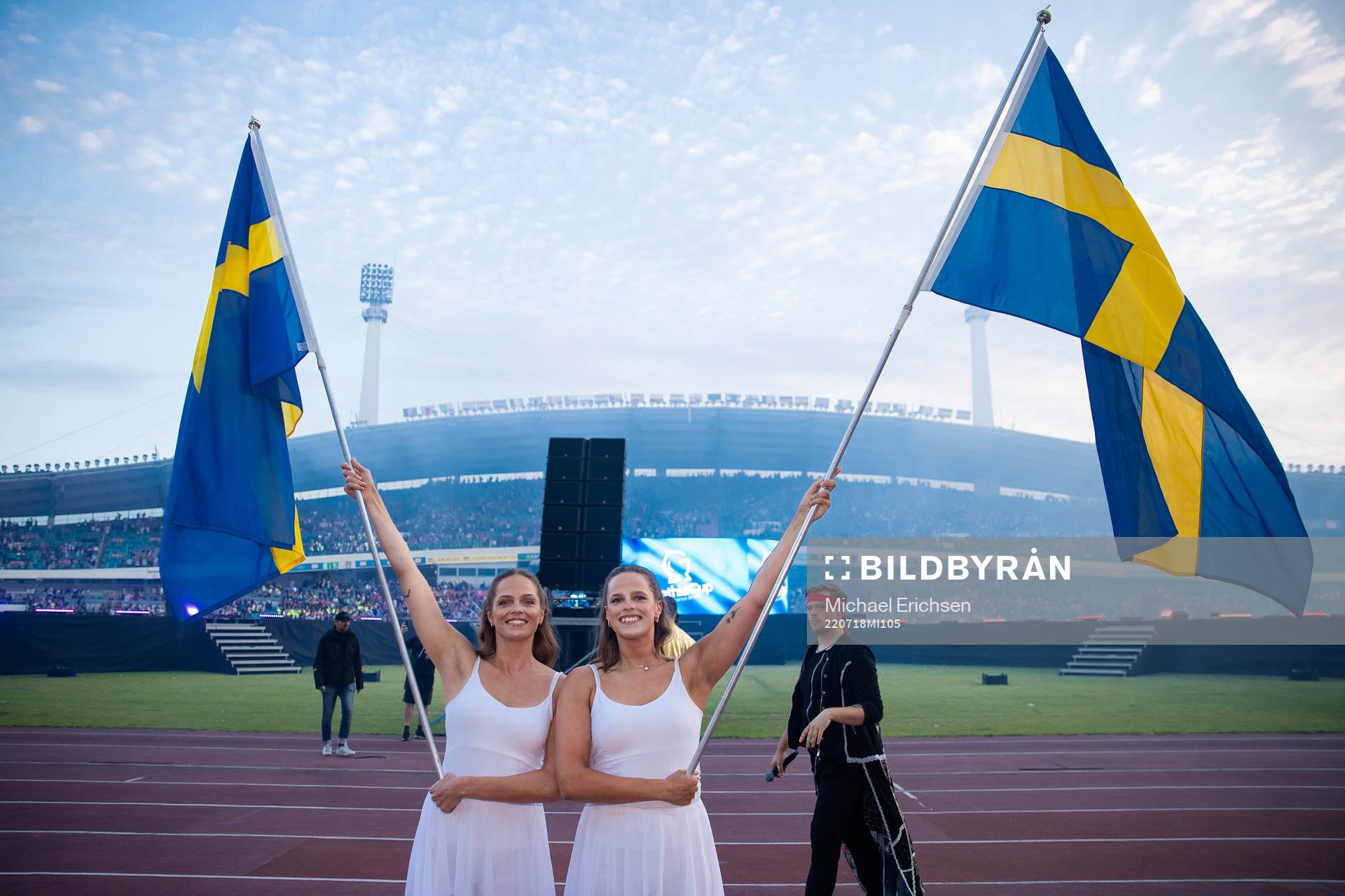 Två tjejer med svenska flaggor under invigningen av Gothia Cup den 18 juli 2022 i Göteborg. 