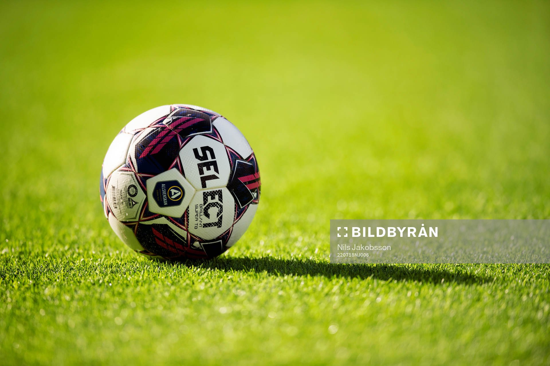 En boll innan fotbollsmatchen i Allsvenskan mellan GIF