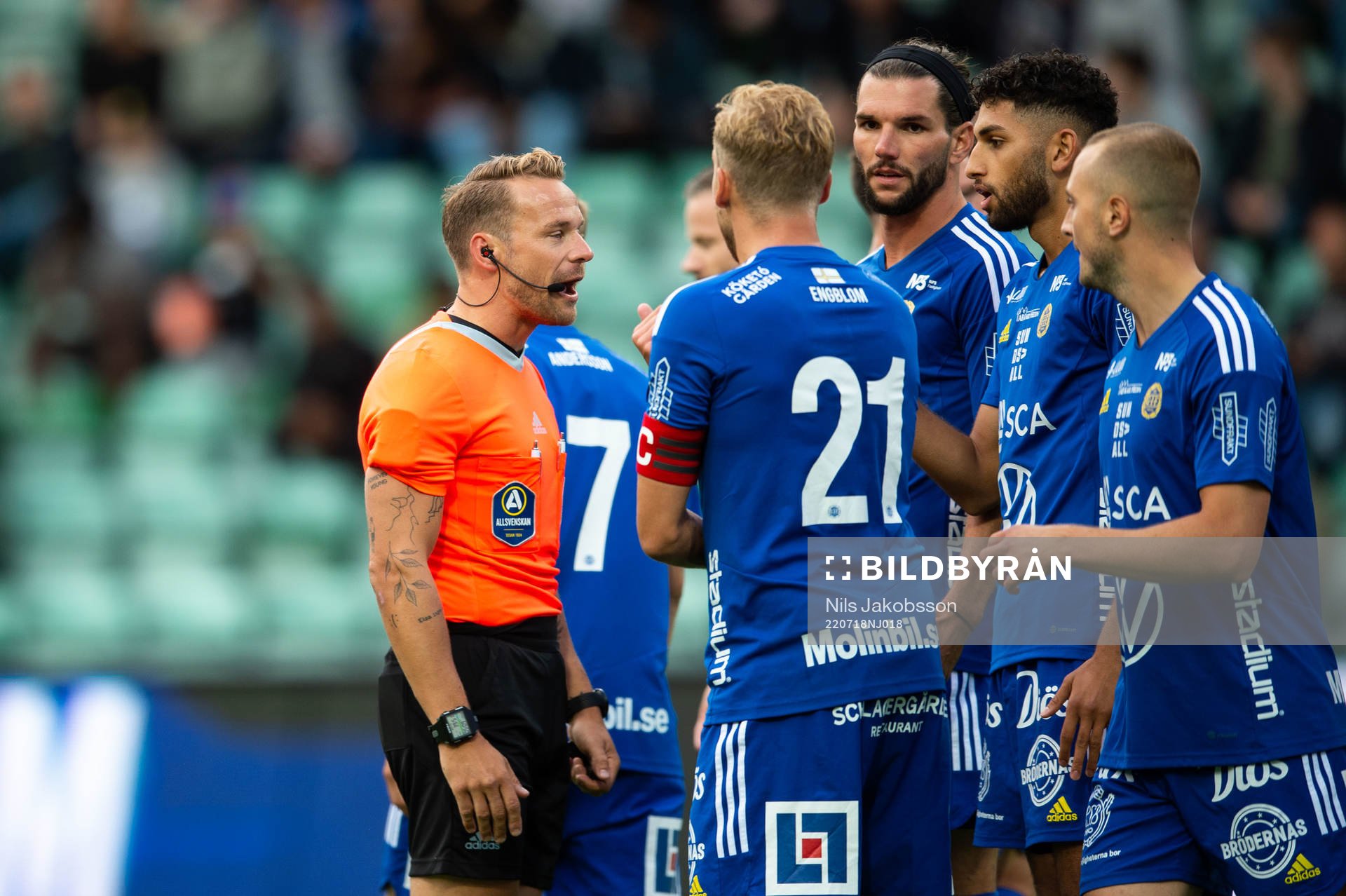 GIF Sundsvalls Pontus Engblom reagerar på domare Kristoffer Karlsson under fotbollsmatchen i Allsvenskan mellan GIF Sundsvall och Häcken den 18 juli 2022 i Sundsvall.