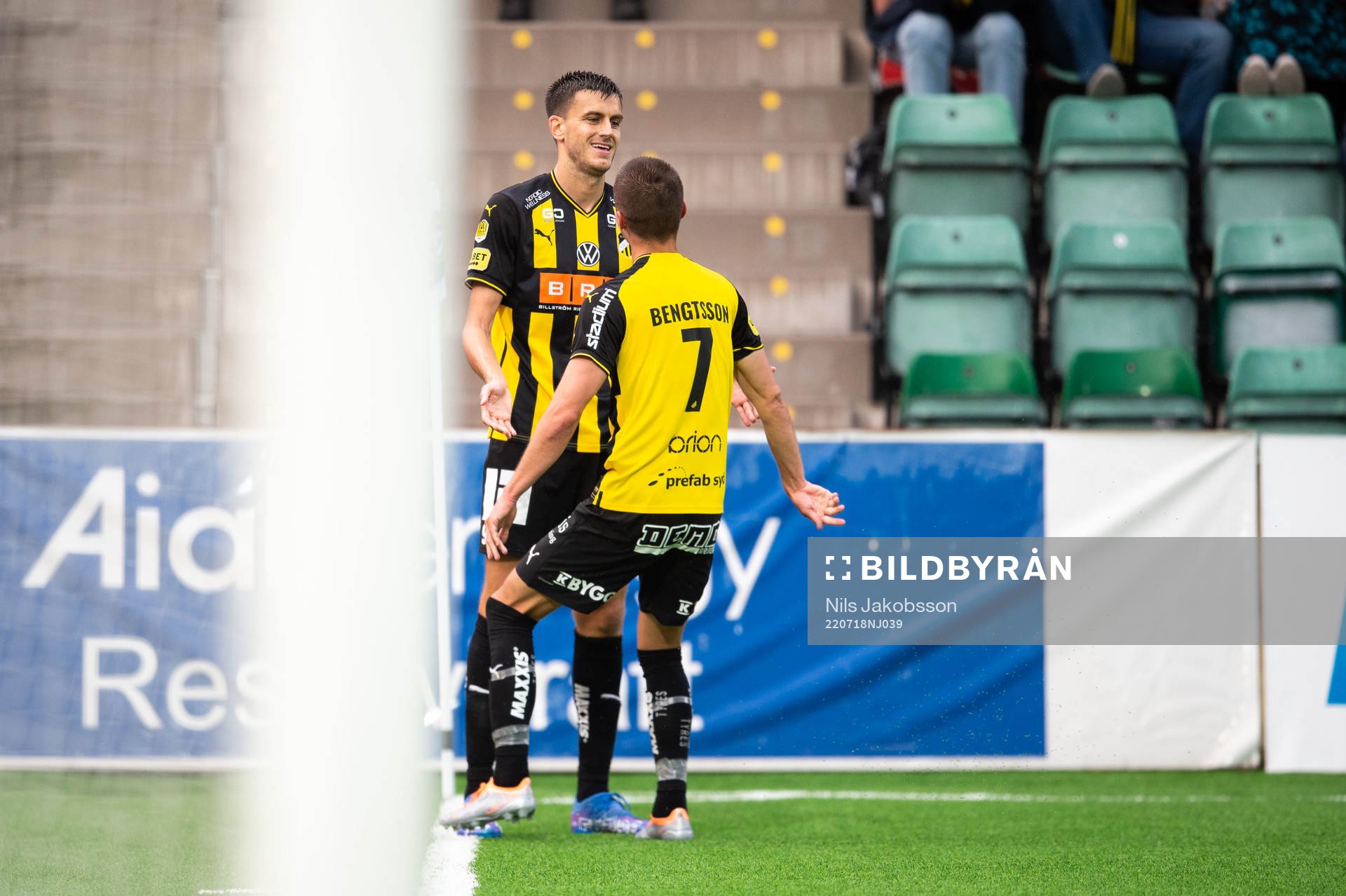 Häckens Alexander Jeremejeff och Leo Bengtsson jublar