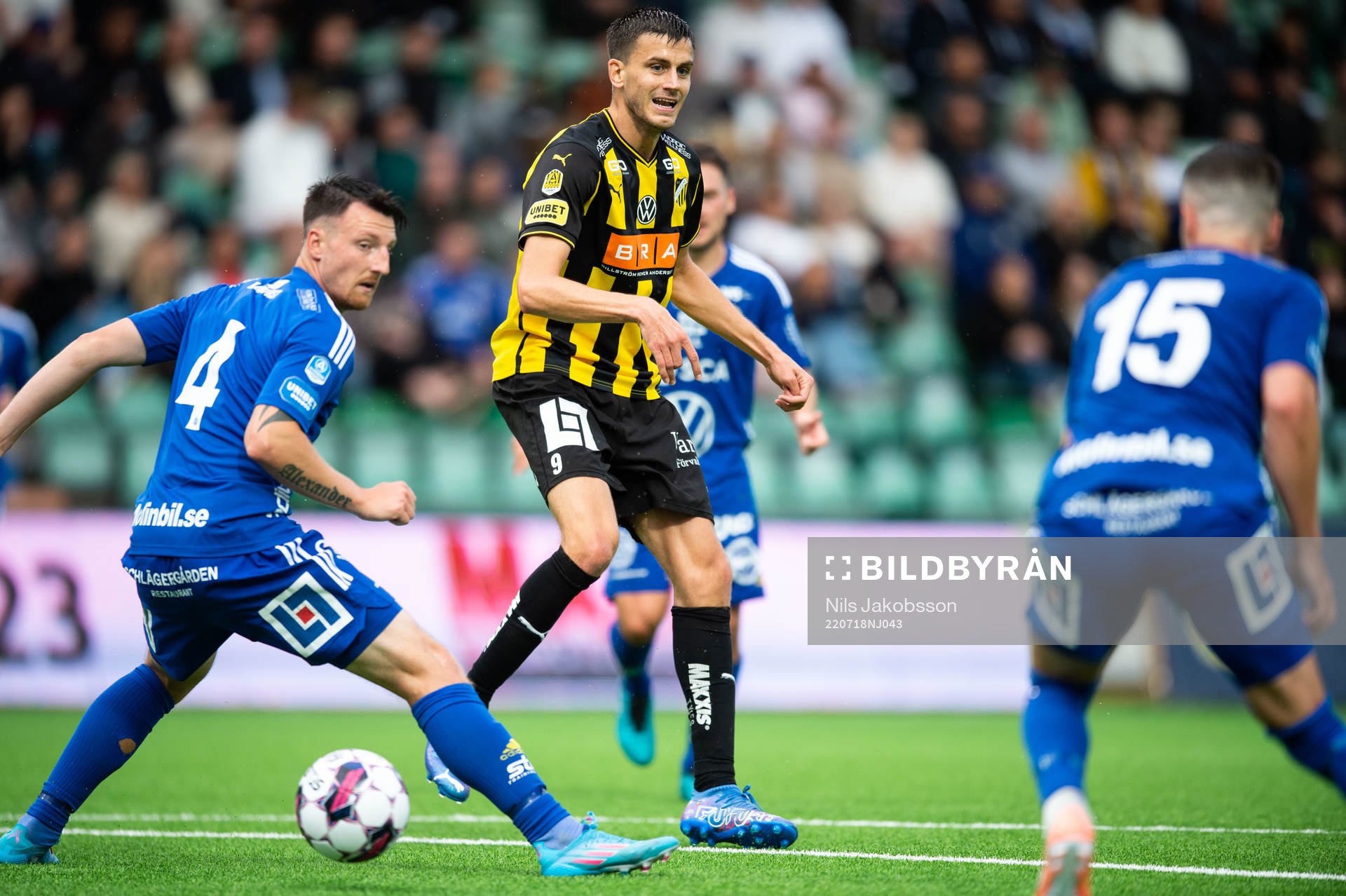 Häckens Alexander Jeremejeff och GIF Sundsvalls Alexander Blomqvist under fotbollsmatchen i Allsvenskan mellan GIF Sundsvall och Häcken den 18 juli 2022 i Sundsvall.