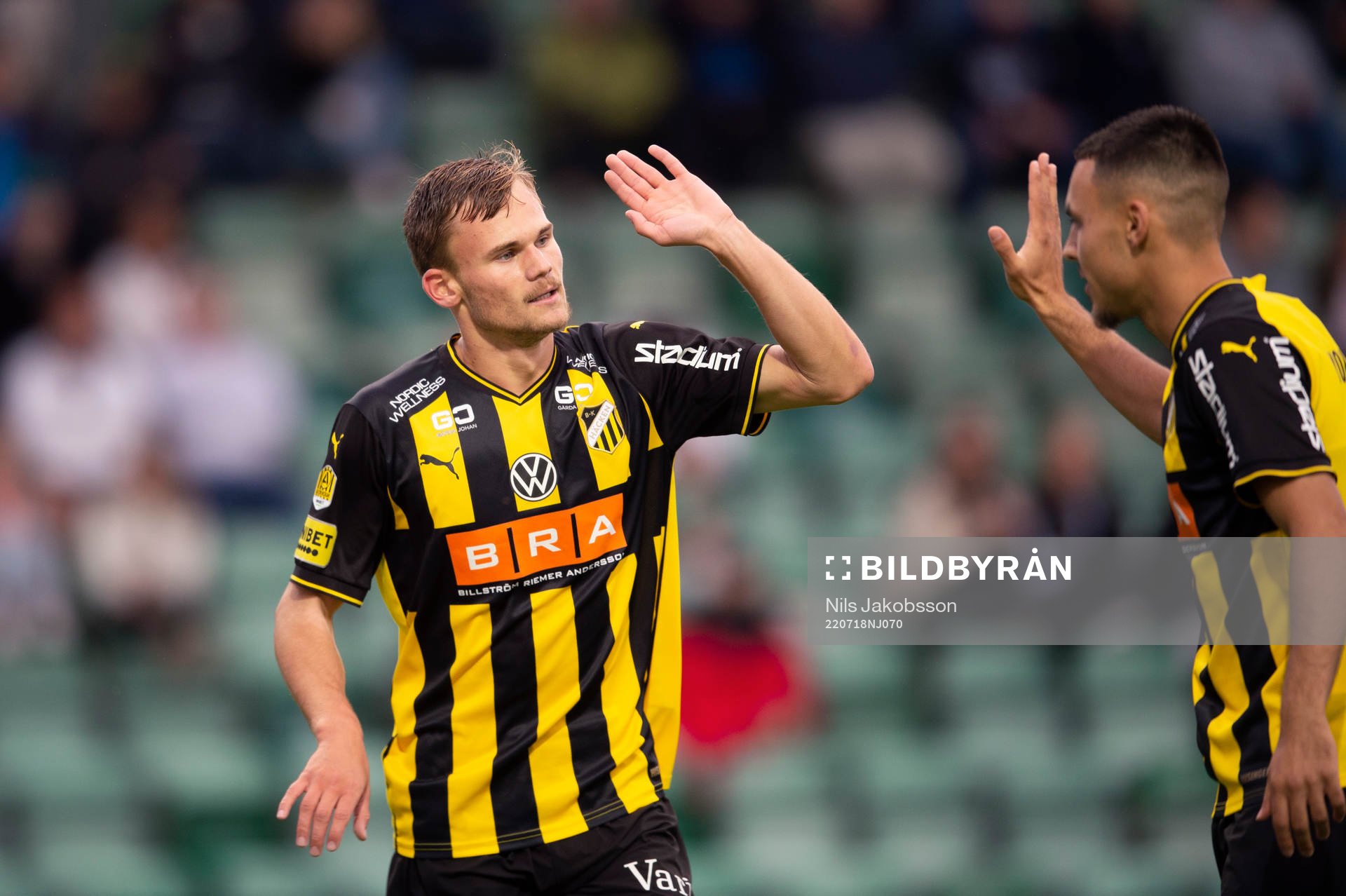 Häckens Oscar Uddenäs jublar med Ali Youssef