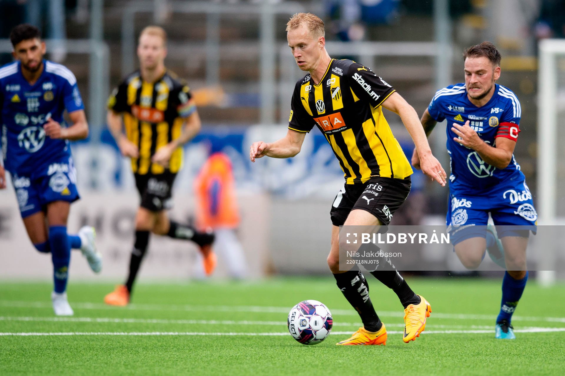 Häckens Gustav Berggren och GIF Sundsvalls Pontus Silfwer under fotbollsmatchen i Allsvenskan mellan GIF Sundsvall och Häcken den 18 juli 2022 i Sundsvall.