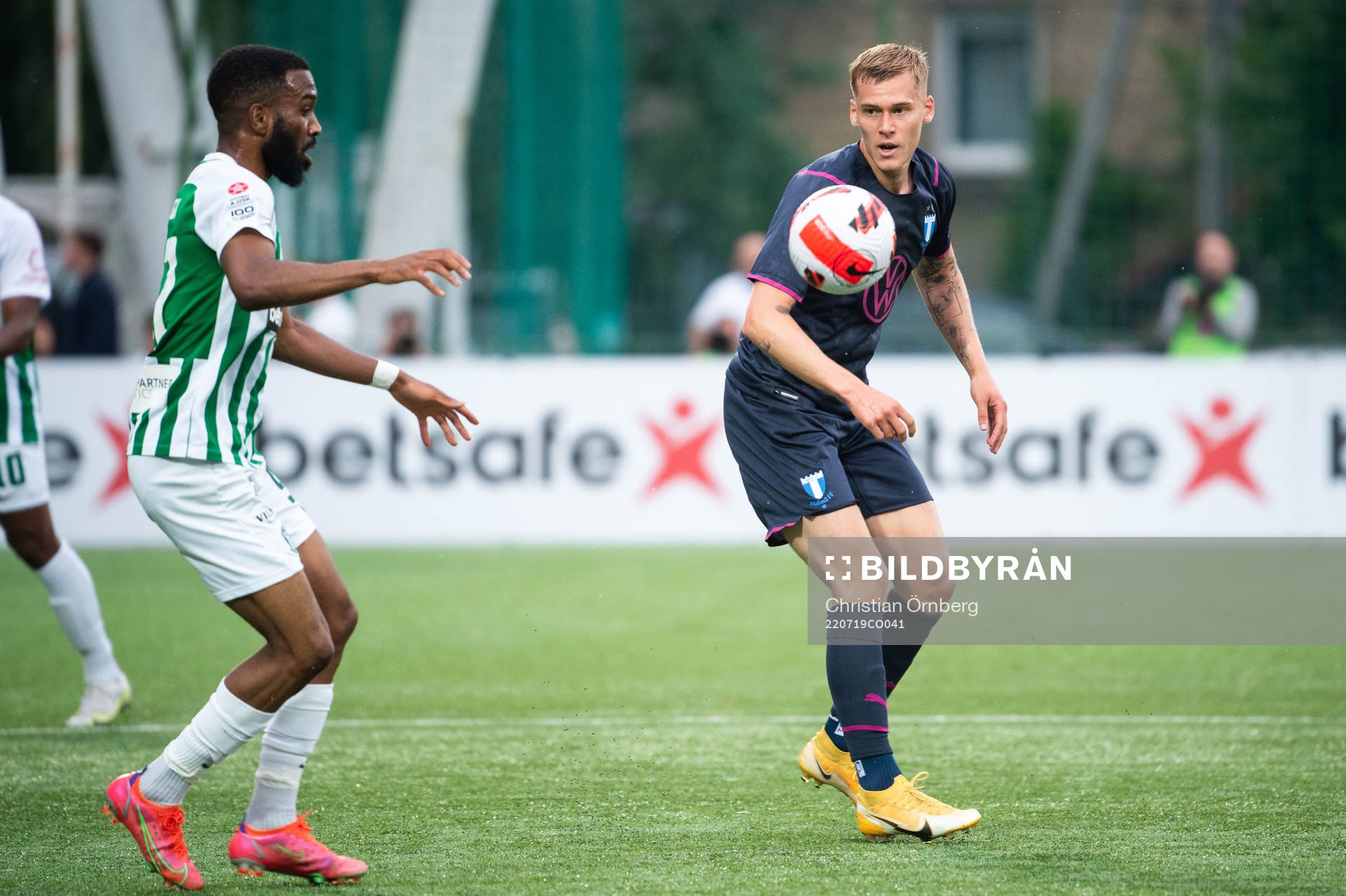 Felix Beijmo of Malmö FF and Fabien Ourega of FK Zalgiris