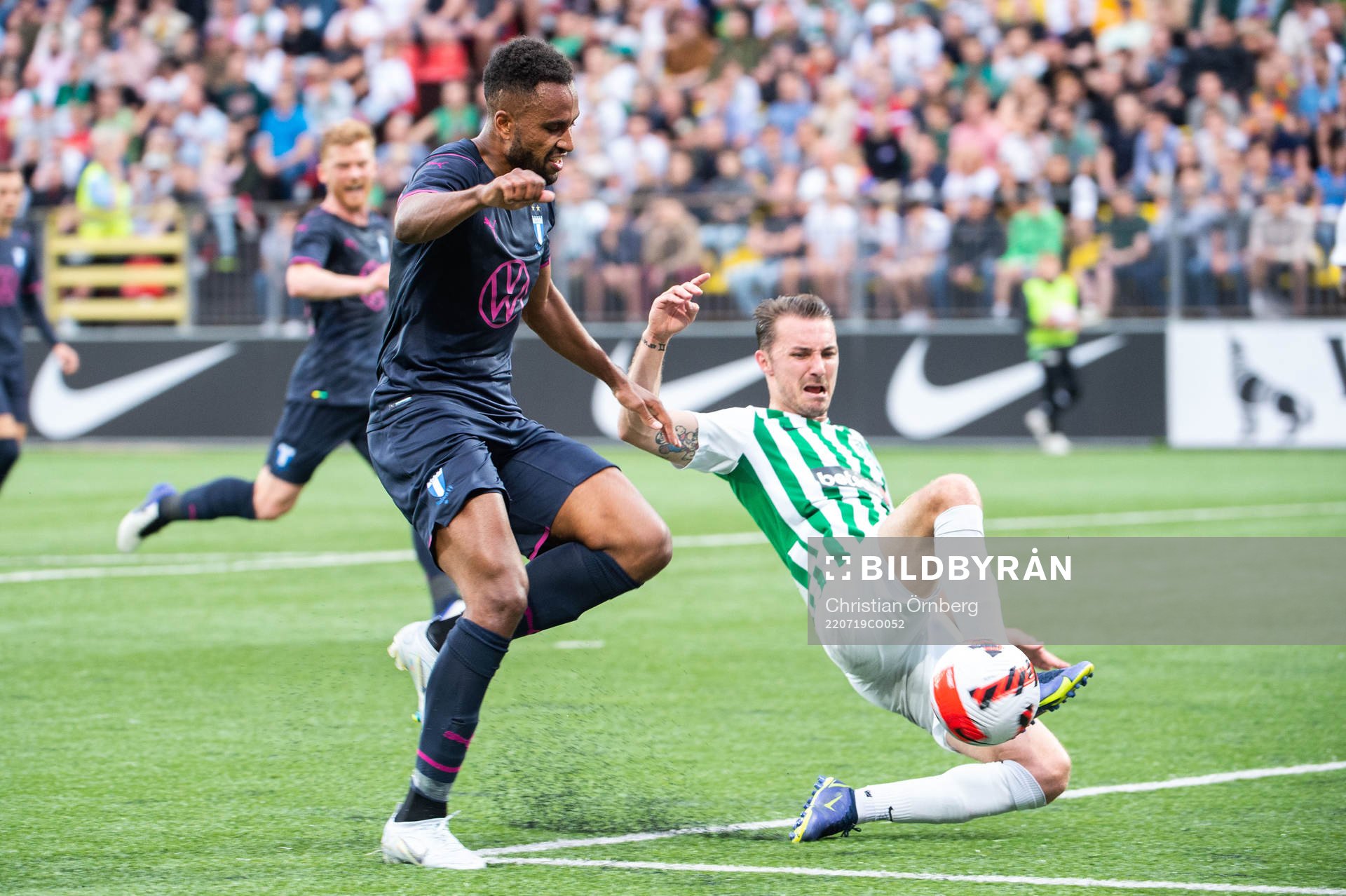 Isaac Kiese Thelin  of Malmö FF and Mario Pavelic of FK