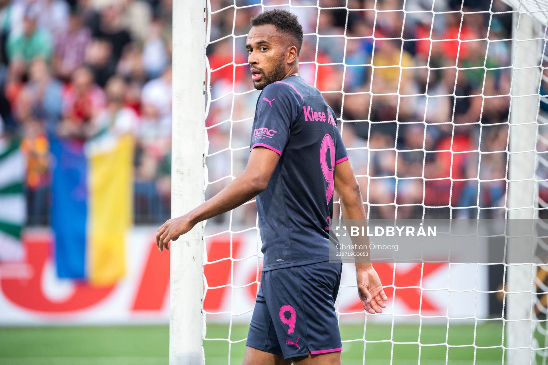 Isaac Kiese Thelin of Malmö FF looks dejected