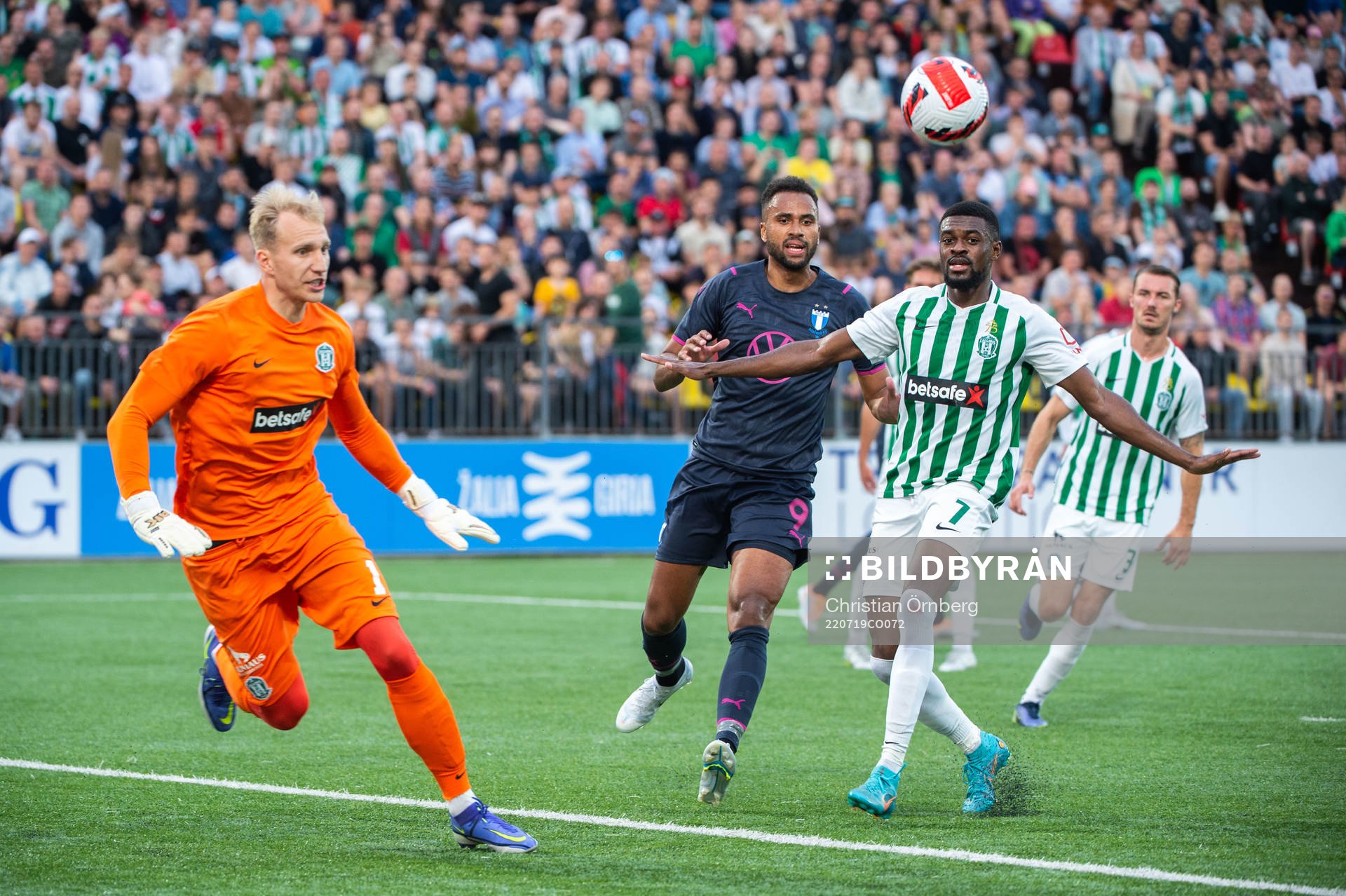 Isaac Kiese Thelin of Malmö FF and Joël Bopesu and