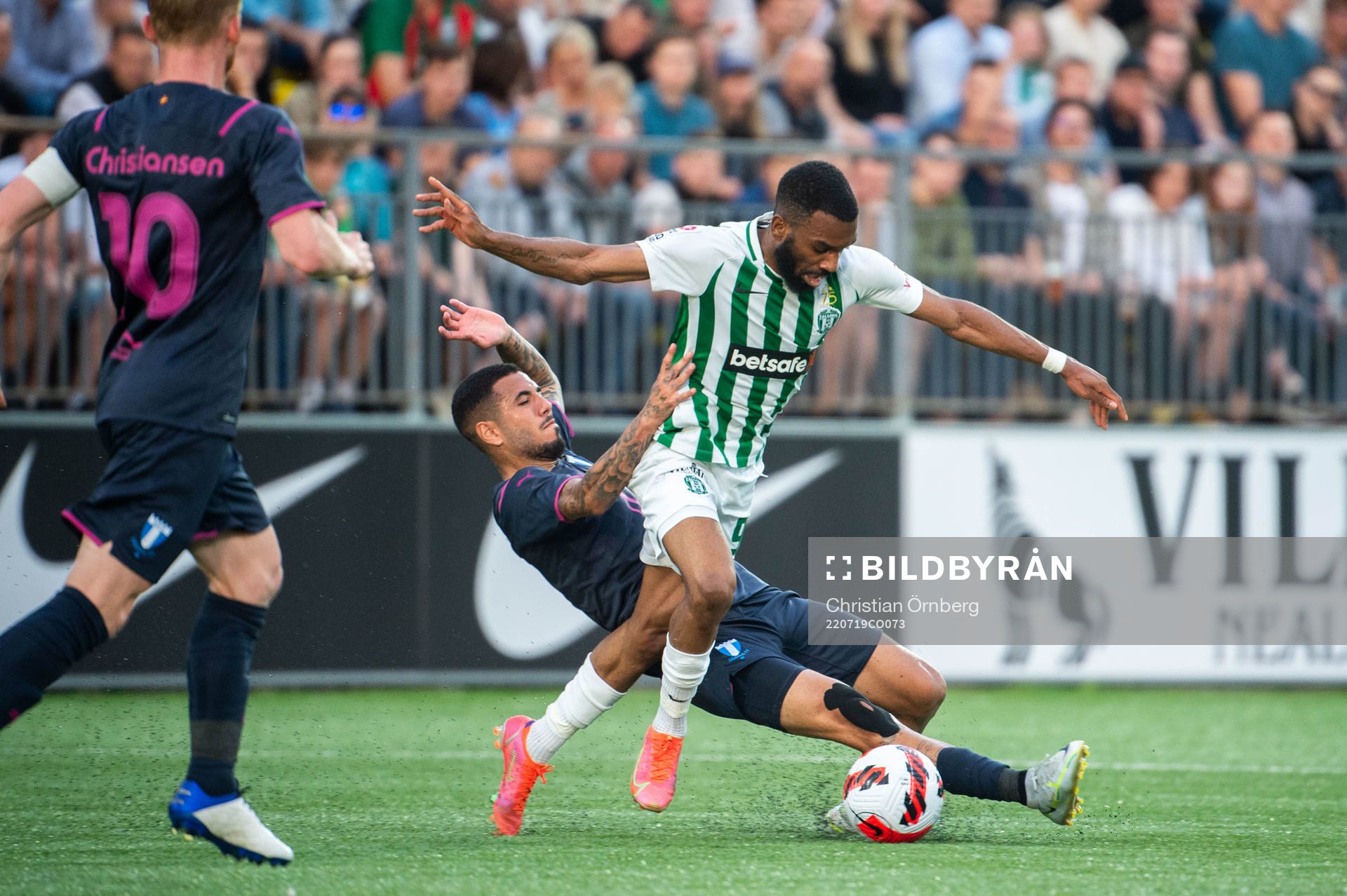 Sergio Pena of Malmö FF and Fabien Ourega of FK Zalgiris