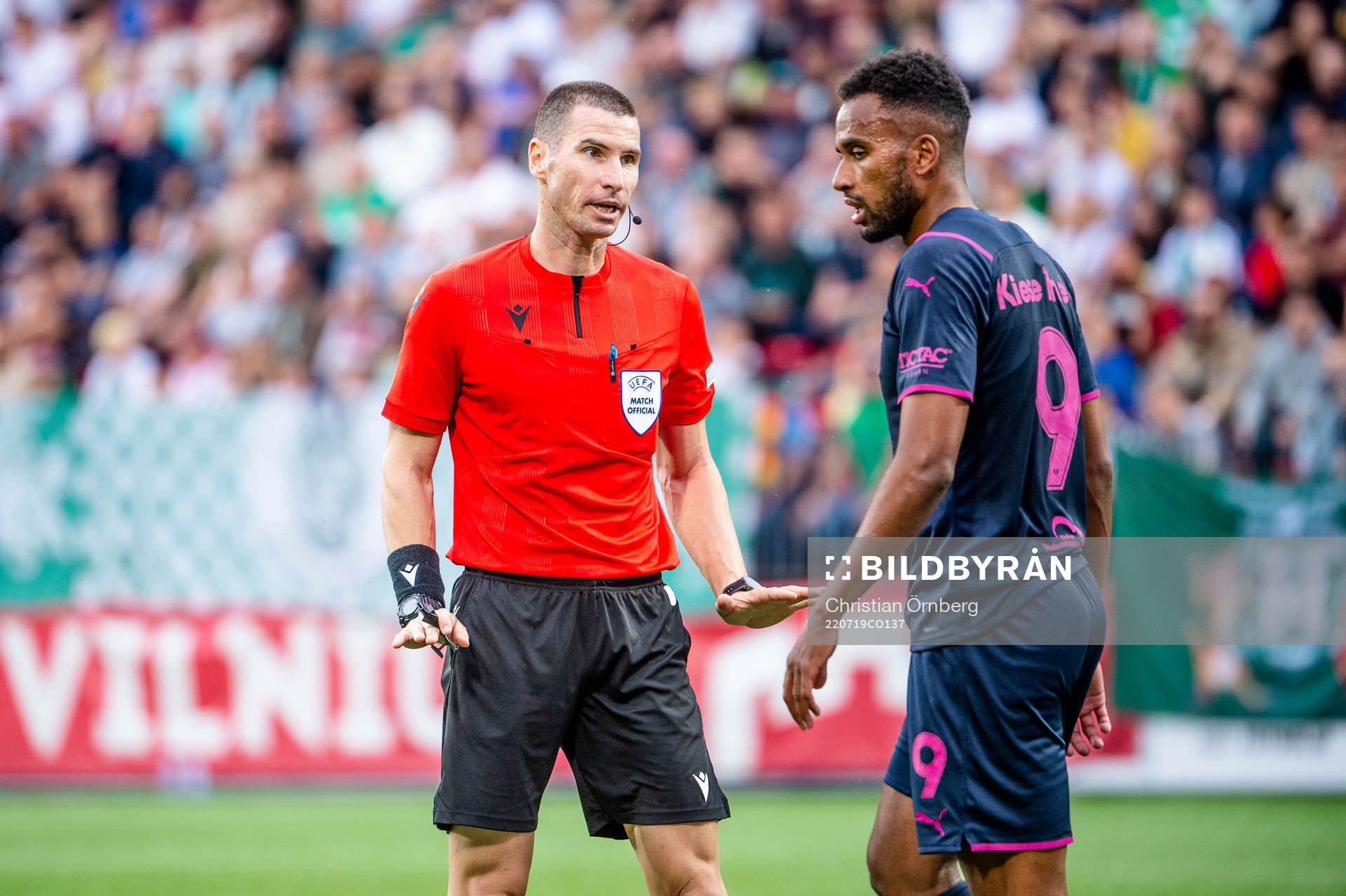 Referee Georgi Kabakov and Isaac Kiese Thelin  of Malmö FF