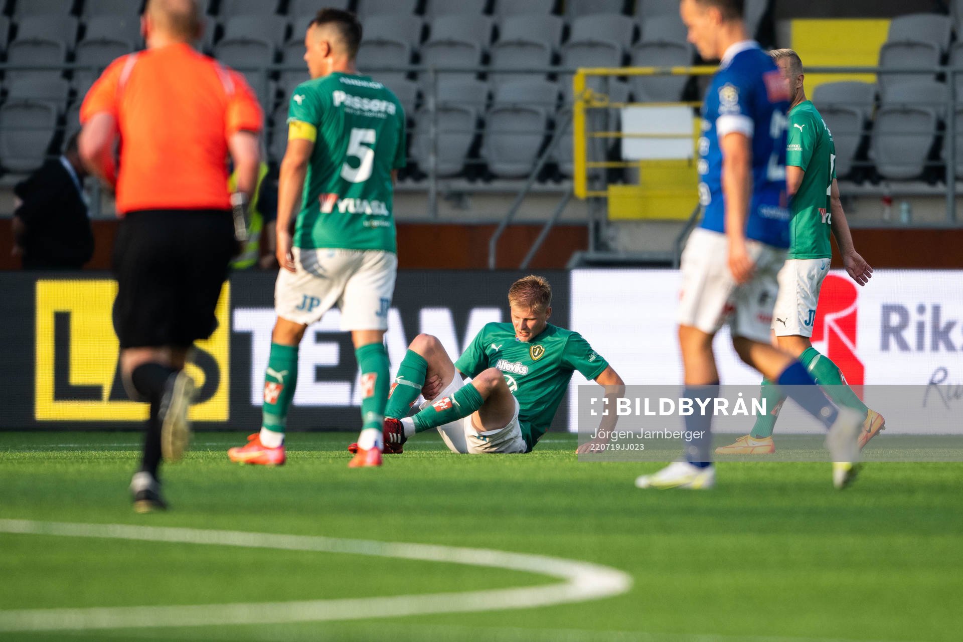 Jönköpings Södras Arvid Eriksson har ont