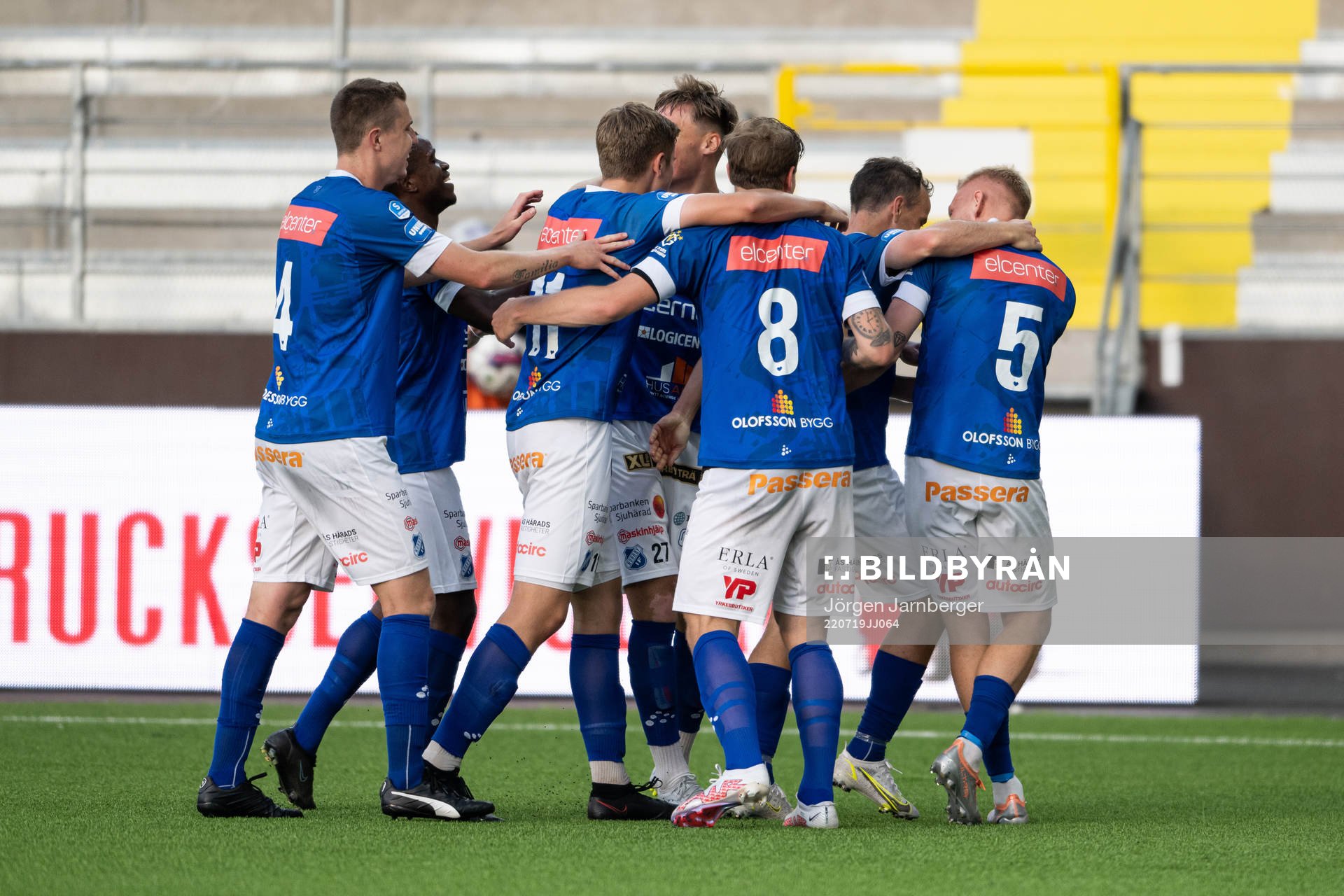 Norrbys spelare jublar efter att Anton Wede gjort 1-0 under fotbollsmatchen i Superettan mellan Norrby och Jönköpings Södra den 19 juli 2022 i Borås.