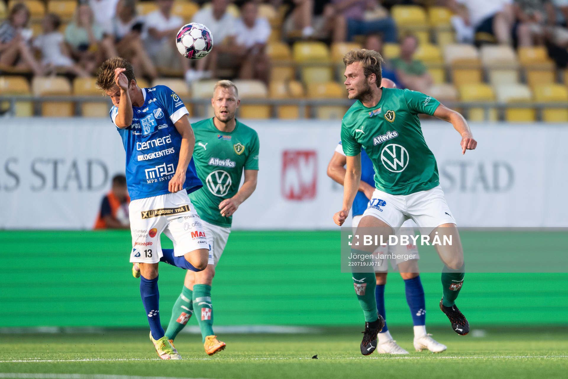 Jönköpings Marcus Degerlund och Norrbys Victor Karlsson under fotbollsmatchen i Superettan mellan Norrby och Jönköpings Södra den 19 juli 2022 i Borås.