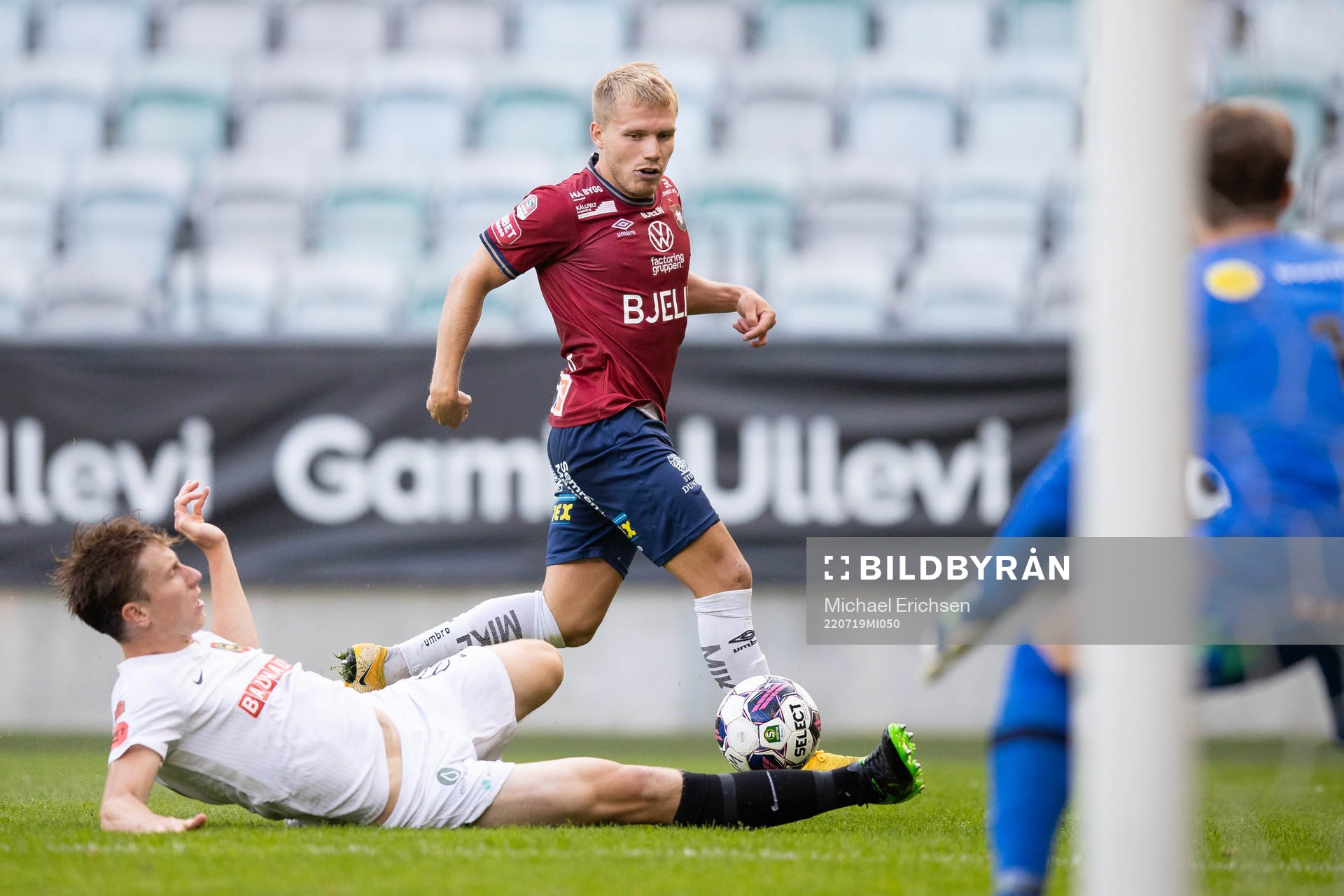 Brommapojkarnas Robin Frej och Örgrytes Hampus Dahlqvist under fotbollsmatchen i Superettan mellan Örgryte och Brommapojkarna den 19 juli 2022 i Göteborg.