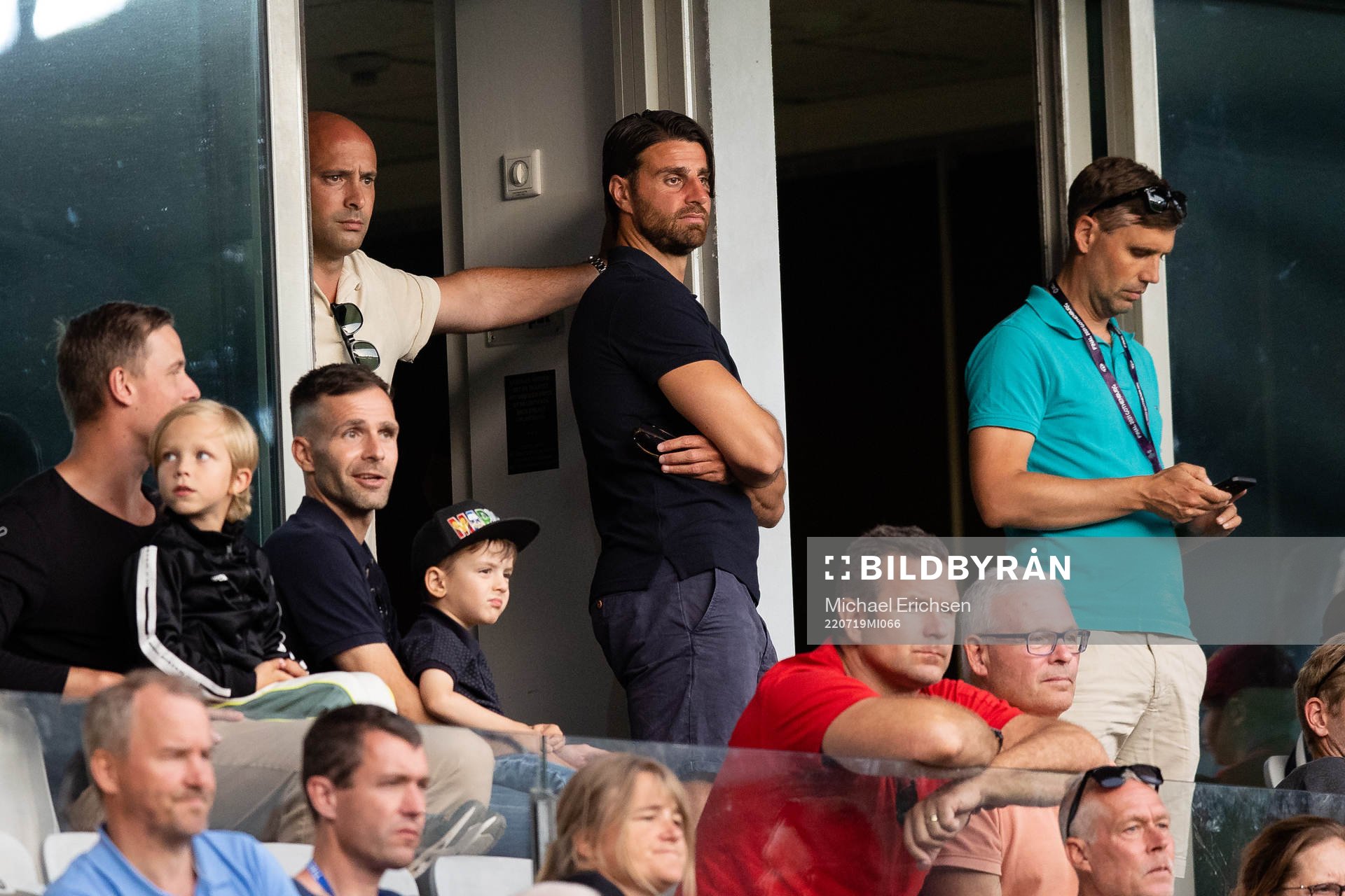 Örgrytes sportsligt ansvarige George Mourad stående i mitten under fotbollsmatchen i Superettan mellan Örgryte och Brommapojkarna den 19 juli 2022 i Göteborg.