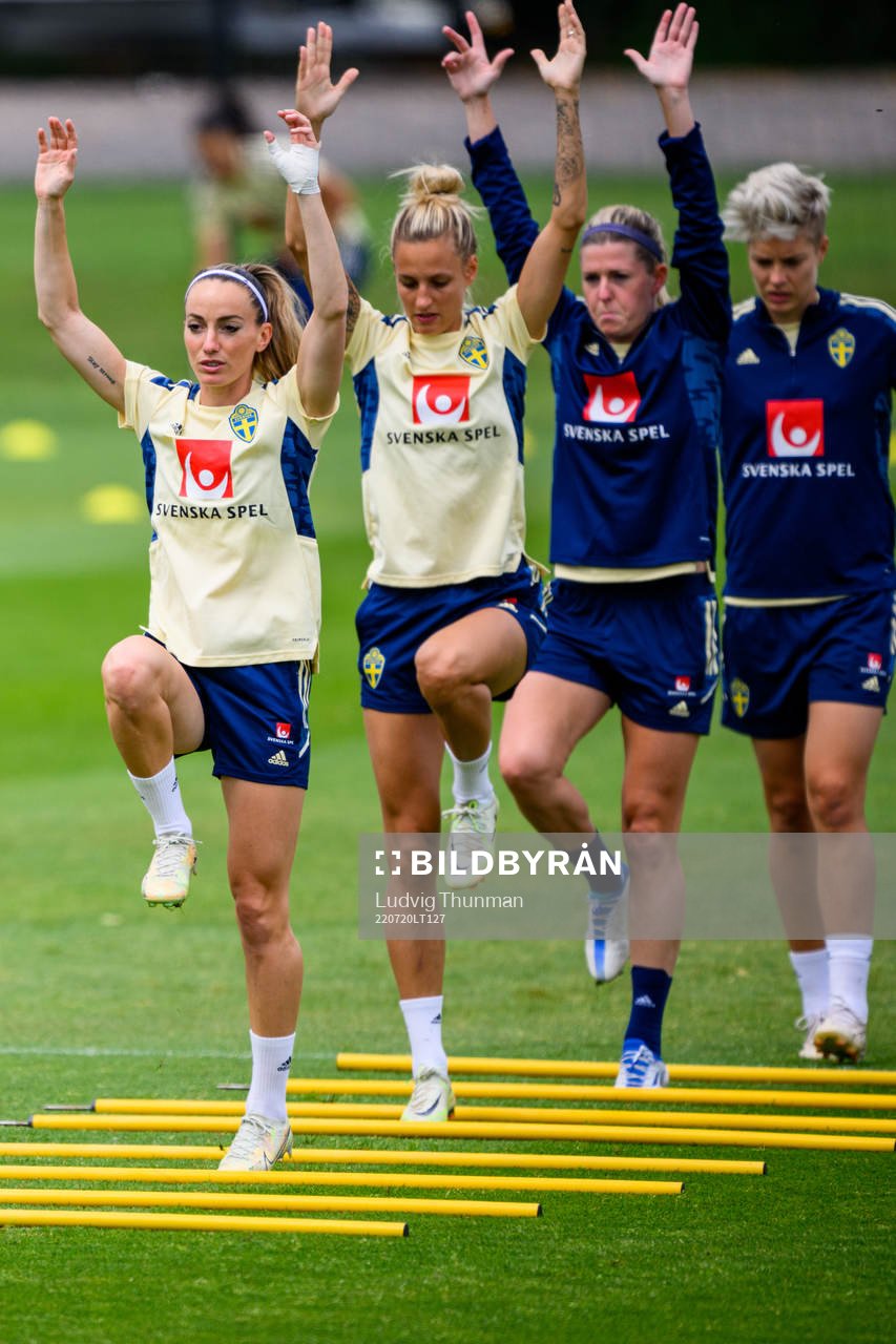 Kosovare Asllani, Nathalie Björn, Olivia Schough and Lina