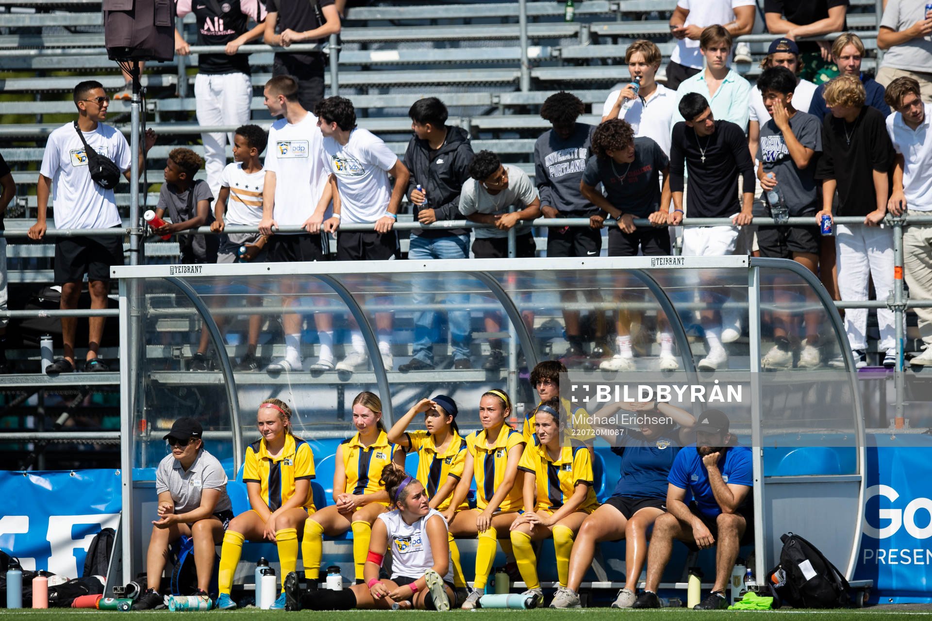 Spelare och ledare på Norcals bänk under fotbollsmatchen i Gothia Cup mellan Norcal Premier PDP och Djurgårdens IF den 20 juli 2022 i Göteborg. 