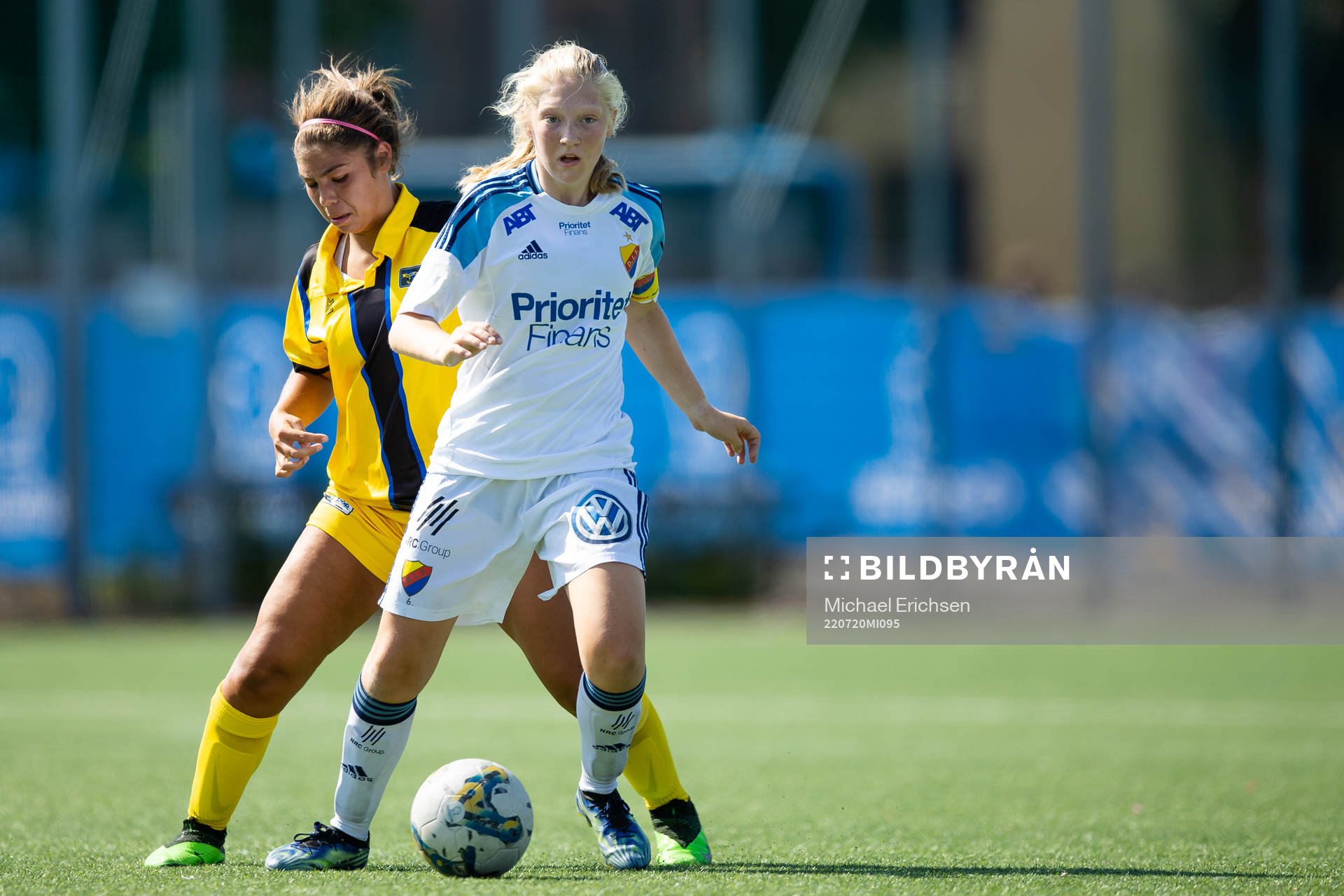 En Djurgården spelare med bollen