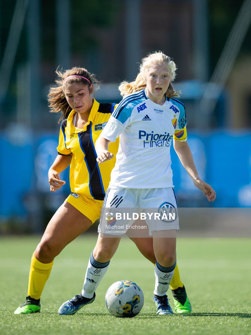 En Djurgården spelare med bollen