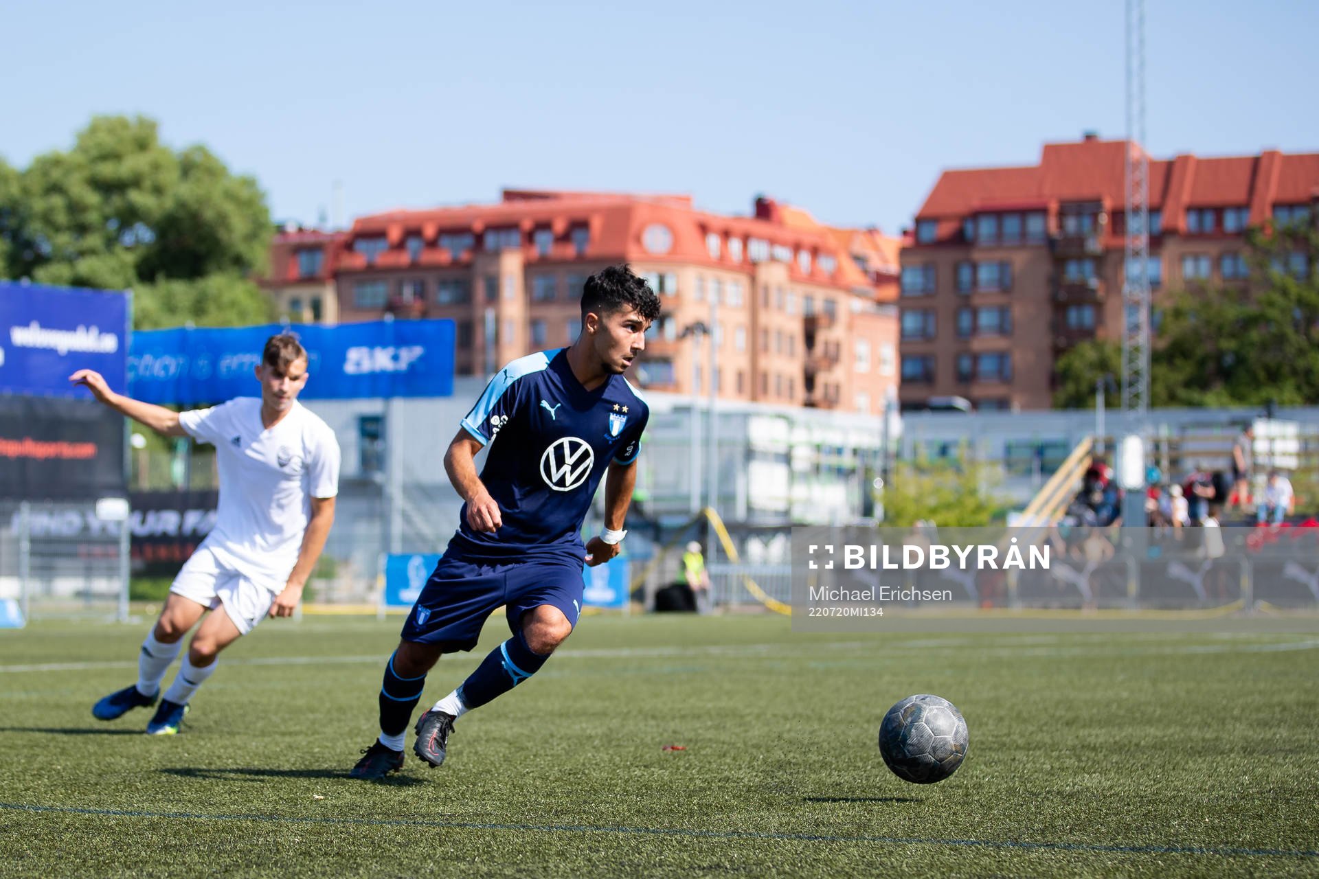 En Malmö FF spelare med bollen under fotbollsmatchen i Gothia Cup mellan Malmö FF och ACBB Paris den 20 juli 2022 i Göteborg. 