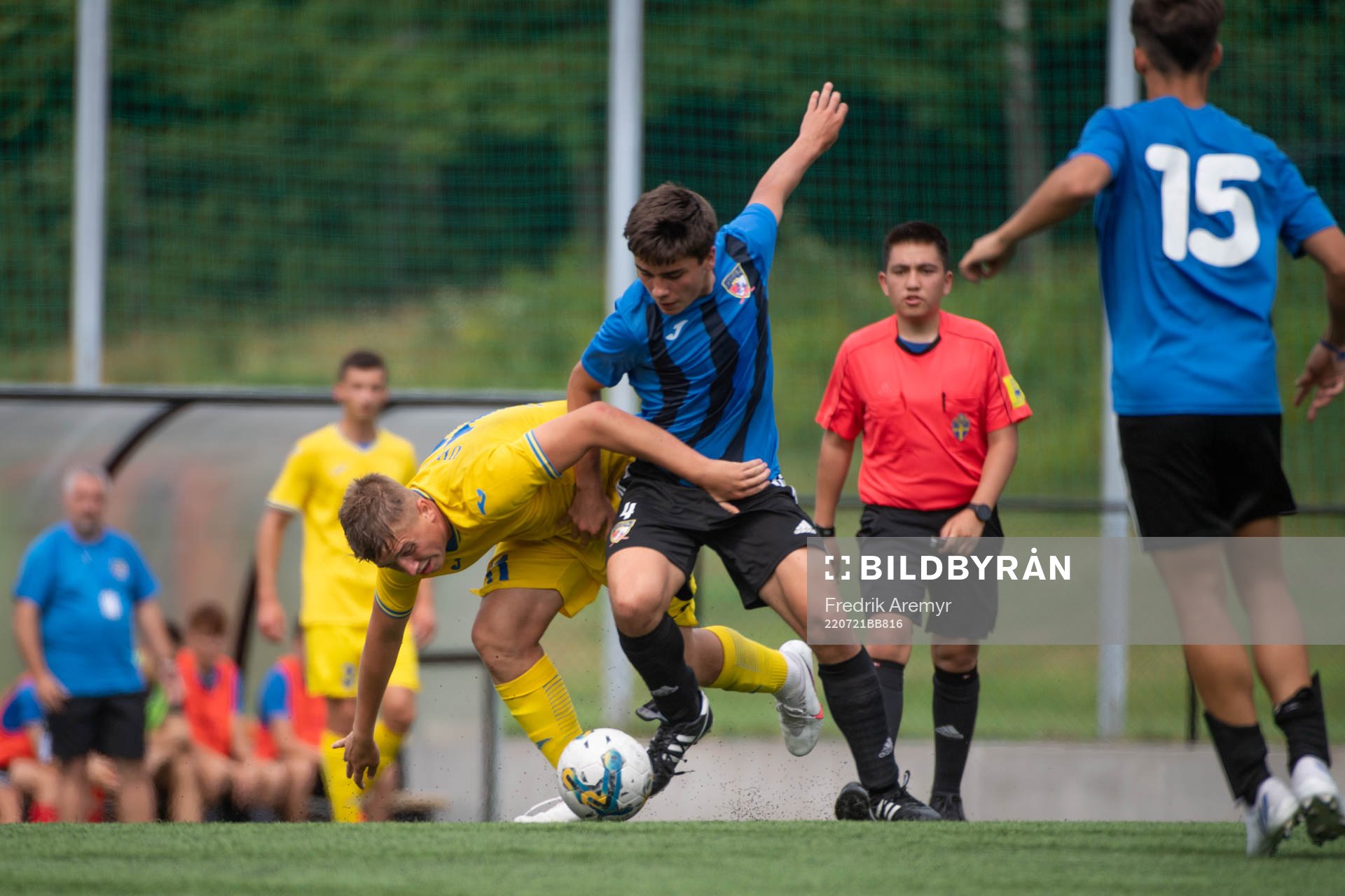 Spelare i duell under fotbollsmatchen mellan CD Inter Vista Alegre 2 - FC Pidshypnyk den 21 juli 2022 i Göteborg. 