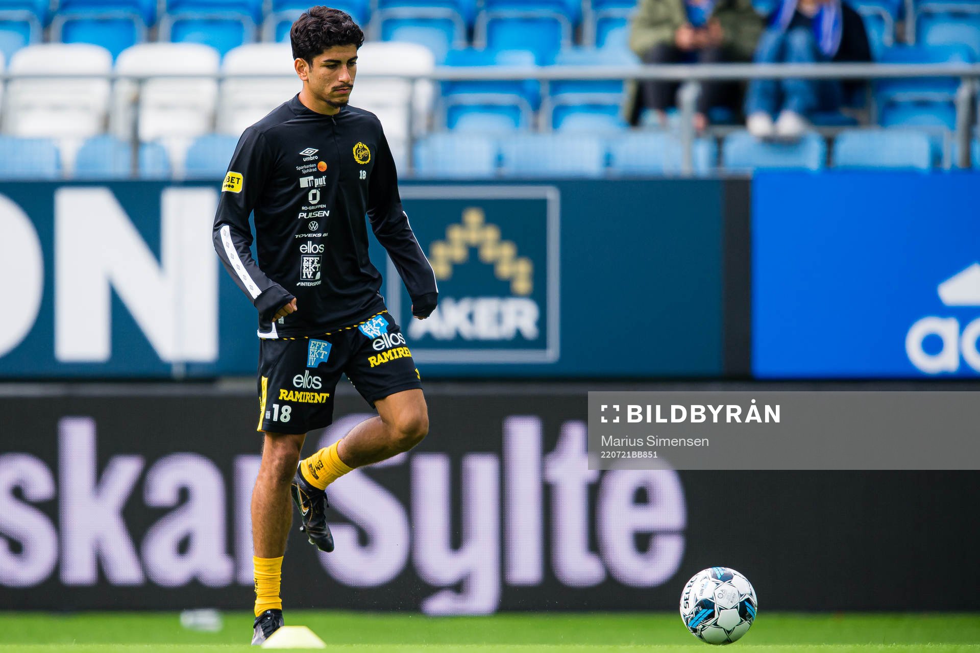 Ahmed Qasem of Elfsborg warms up