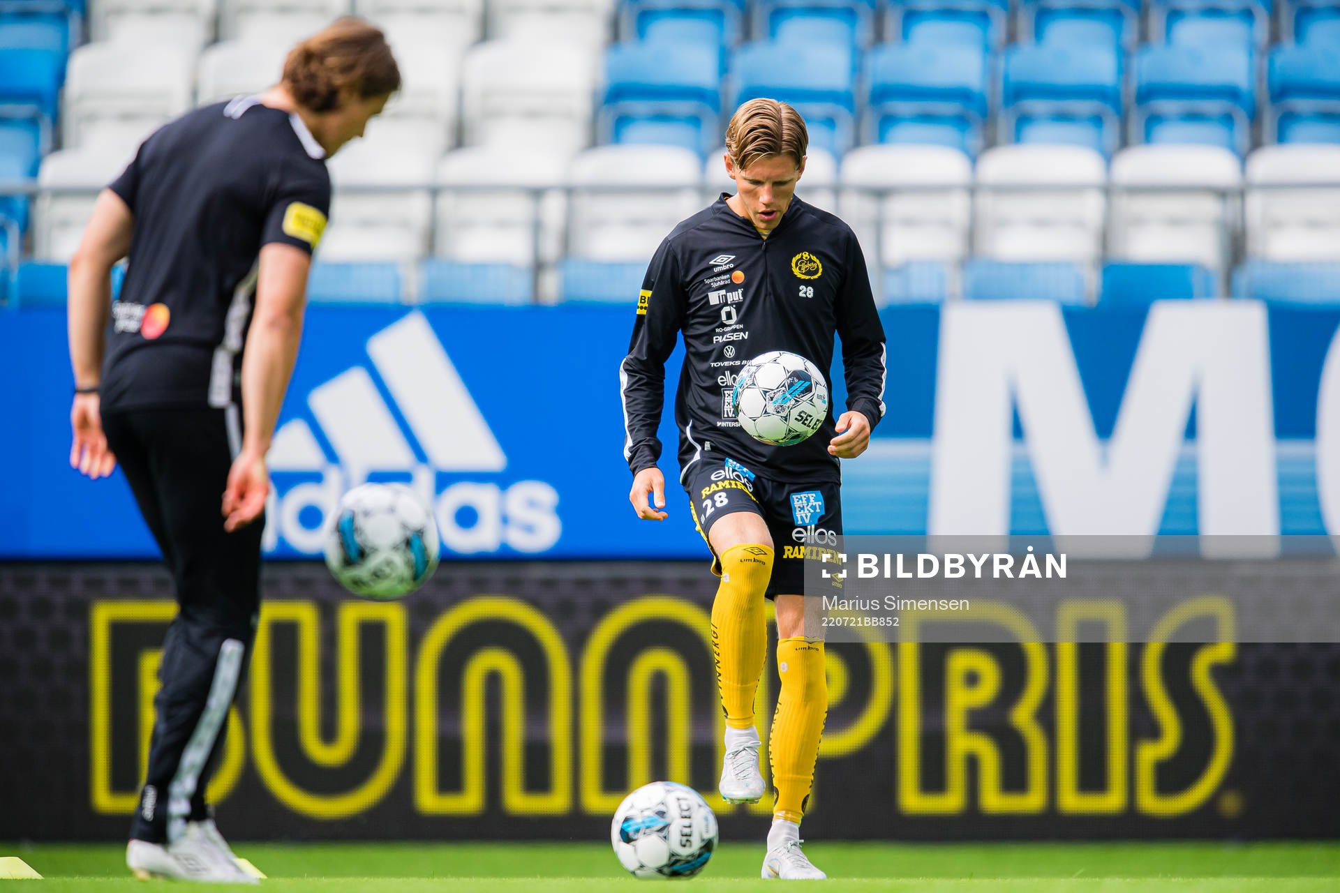 Noah Söderberg of Elfsborg warms up